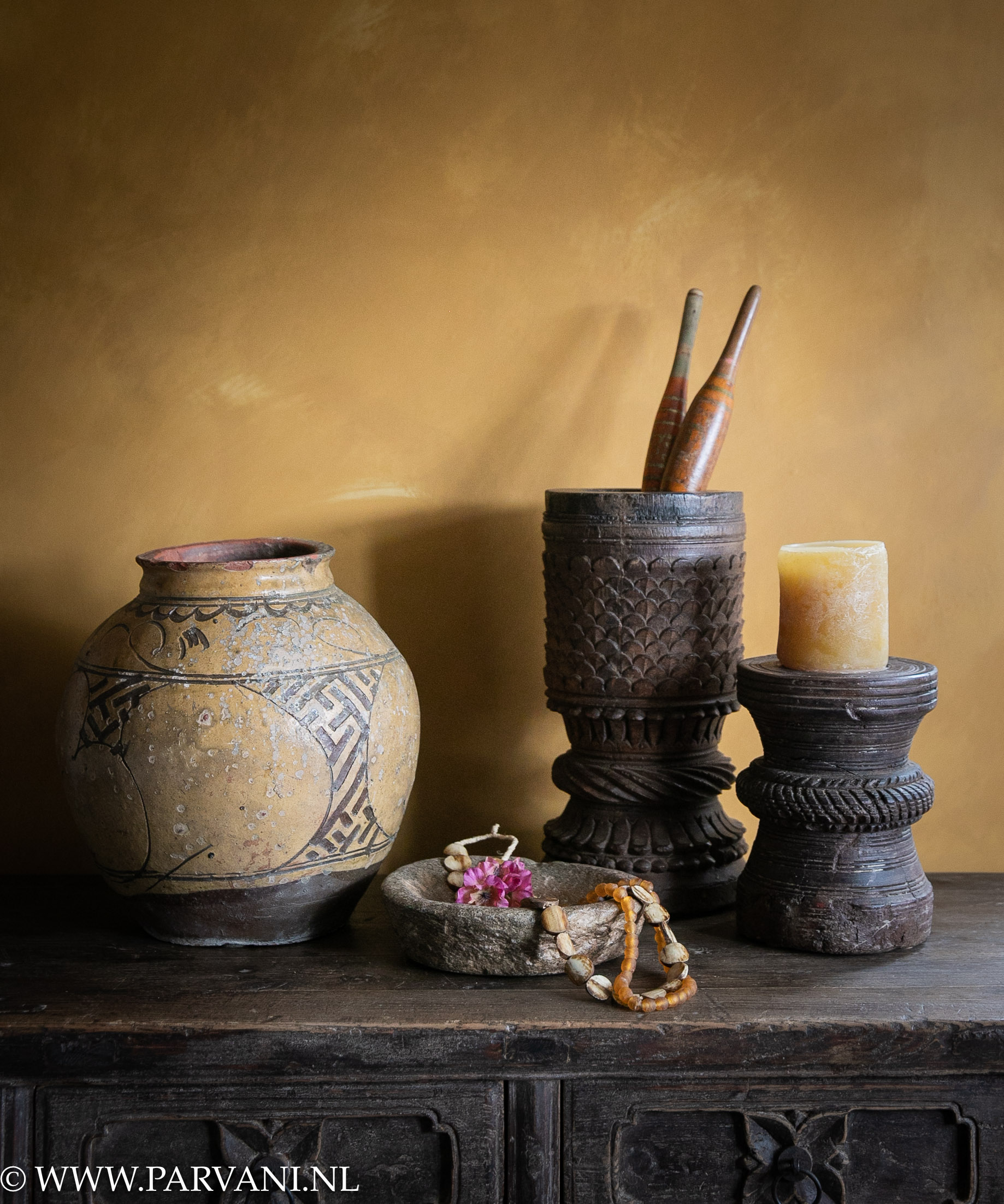 Woonaccessoires in donkerbruin hout met mosterdgeel groene tinten en fresco kalkverf Old Ocre