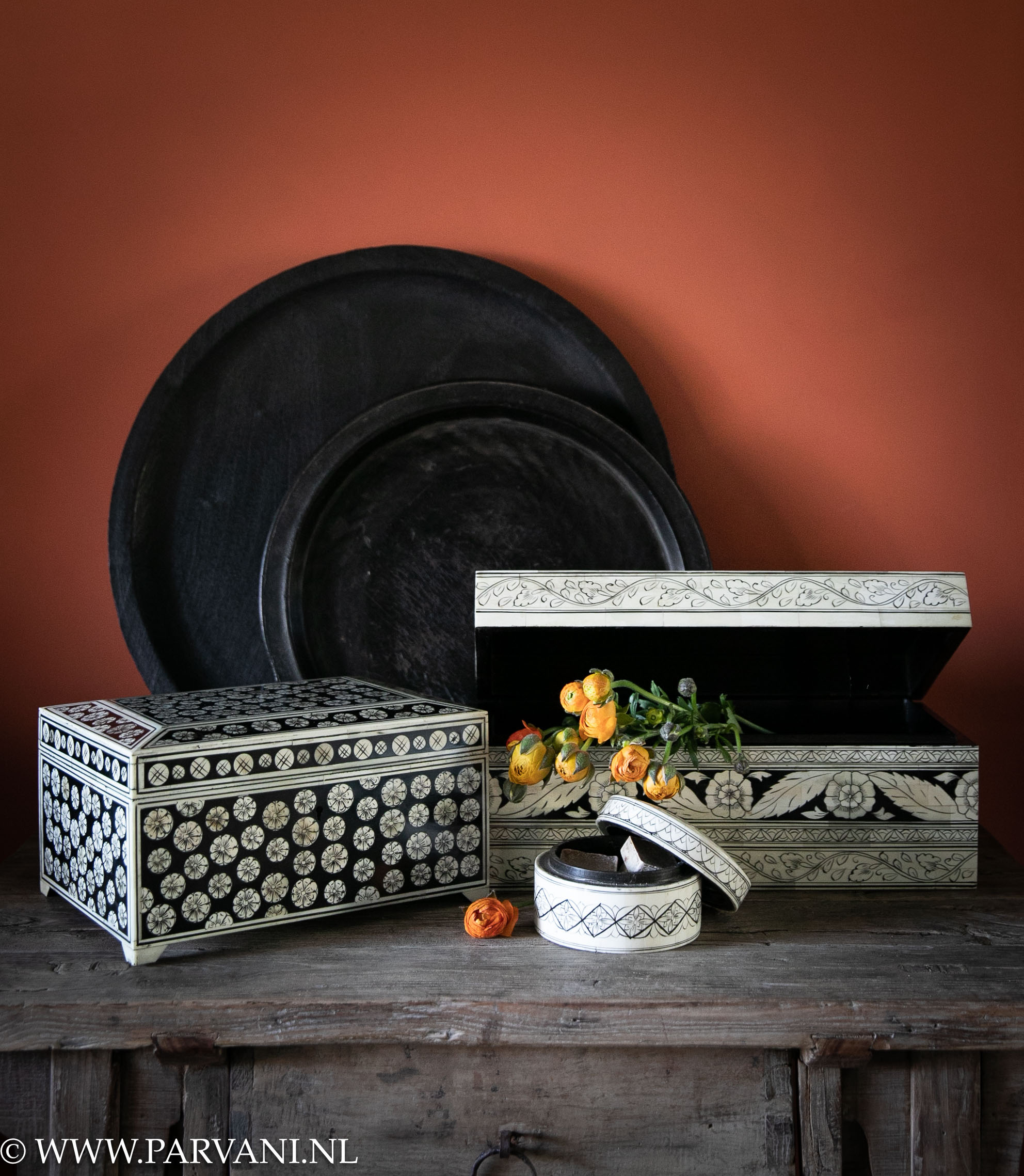 Zwart witte woondecoratie, kistjes met bone inlay, met bloem patroon voor opbergen of als sieradendoos en ronde houten dienbladen