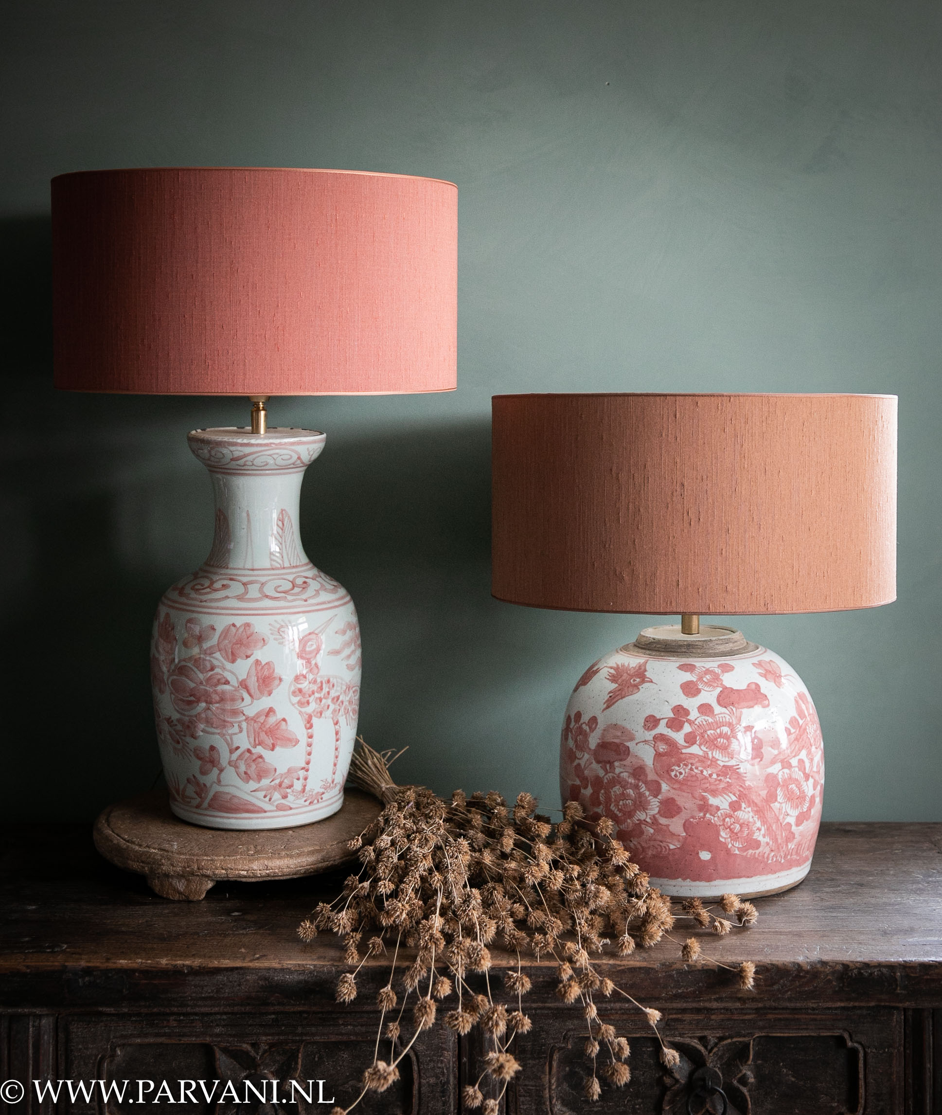 Beschilderde roze met witte tafellamp uit China met vogels en bloemen patroon en oranje roze lampenkap in zijde look