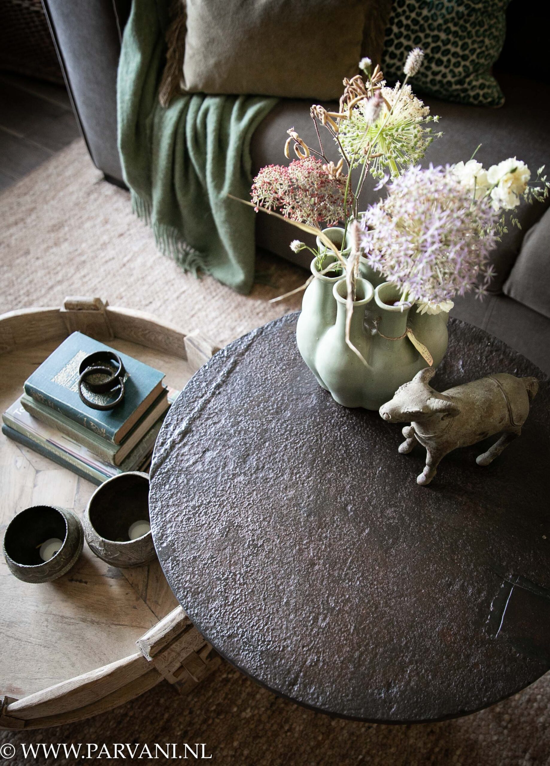 Combinatie van bruin metalen ronde bijzettafel met lage naturel houten chakki salontafel uit India