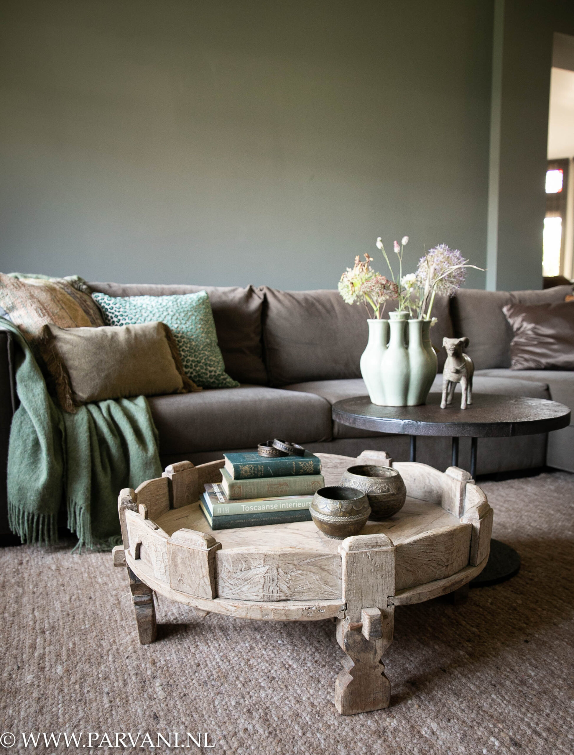 Combinatie van bruin metalen ronde bijzettafel met lage naturel houten chakki salontafel uit India