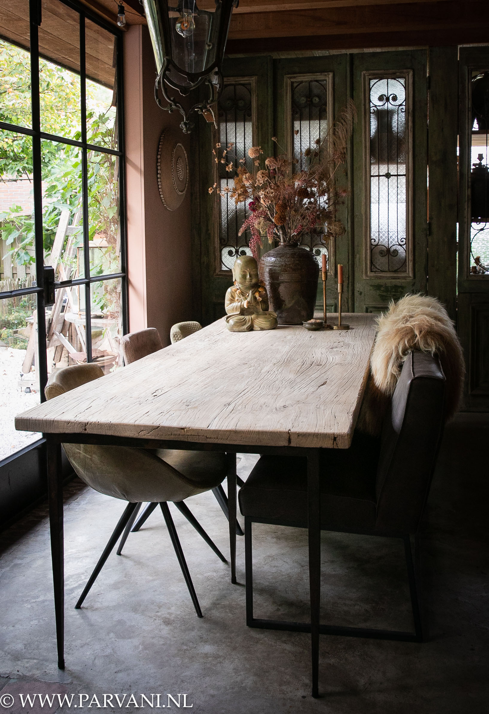 Unieke eettafel met licht naturel houten blad op slanke smeedijzeren poot