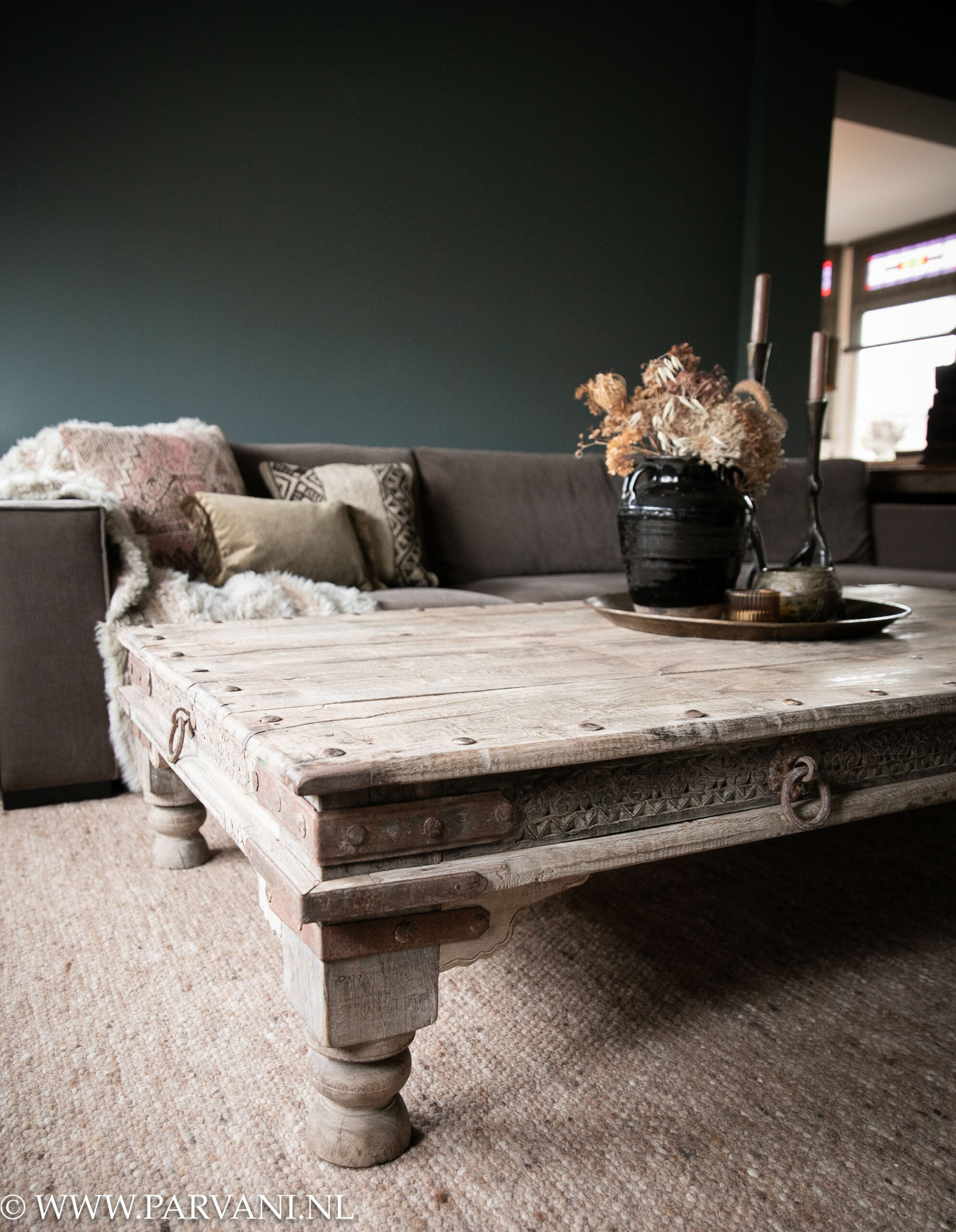 Grote unieke Indiase salontafel coffetable met mooi vergrijsde kleur hout, snijwerk in de rand, siernagels, ijzerbeslag en metalen ringen