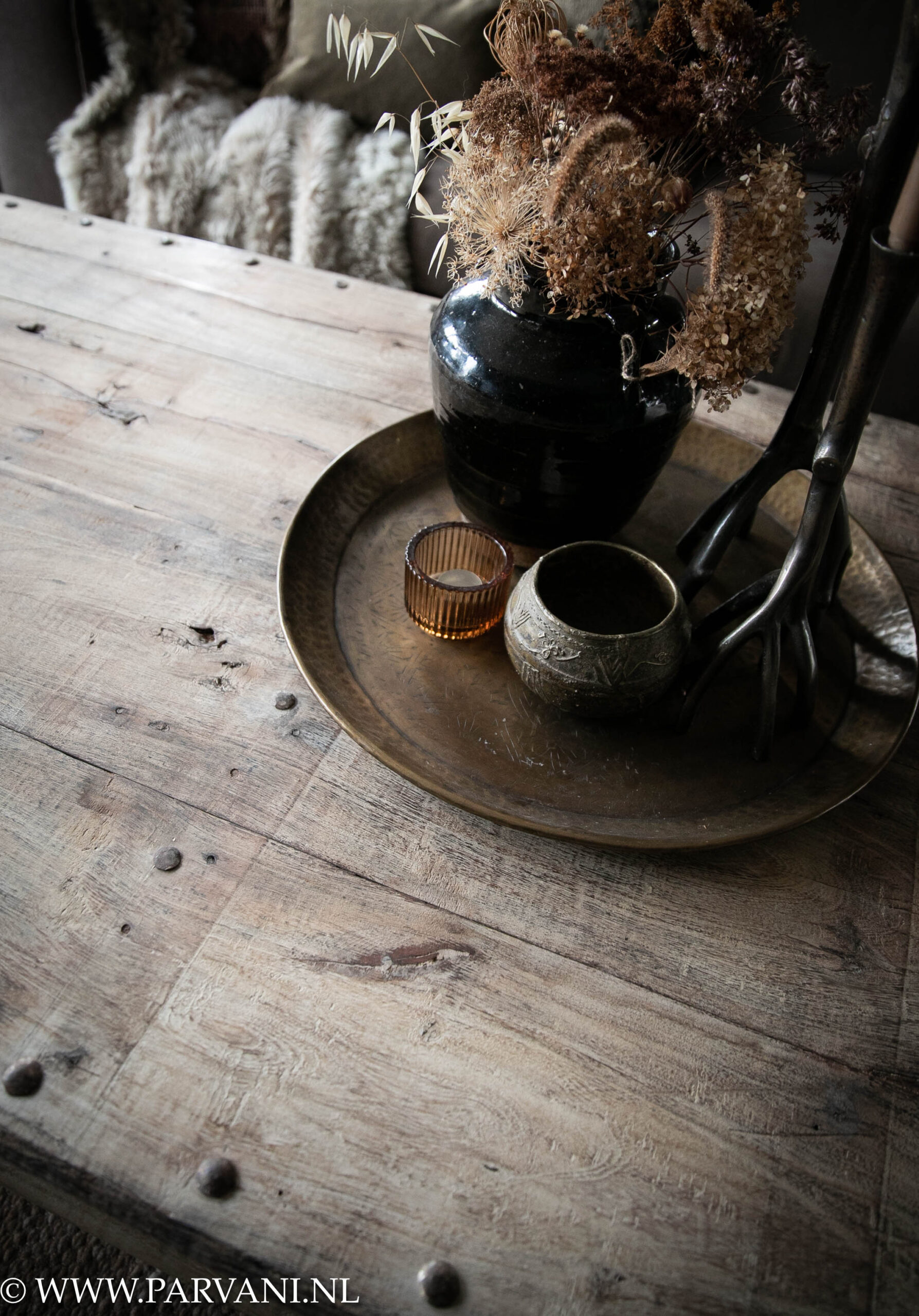 Grote unieke Indiase salontafel coffetable met mooi vergrijsde kleur hout, snijwerk in de rand, siernagels, ijzerbeslag en metalen ringen