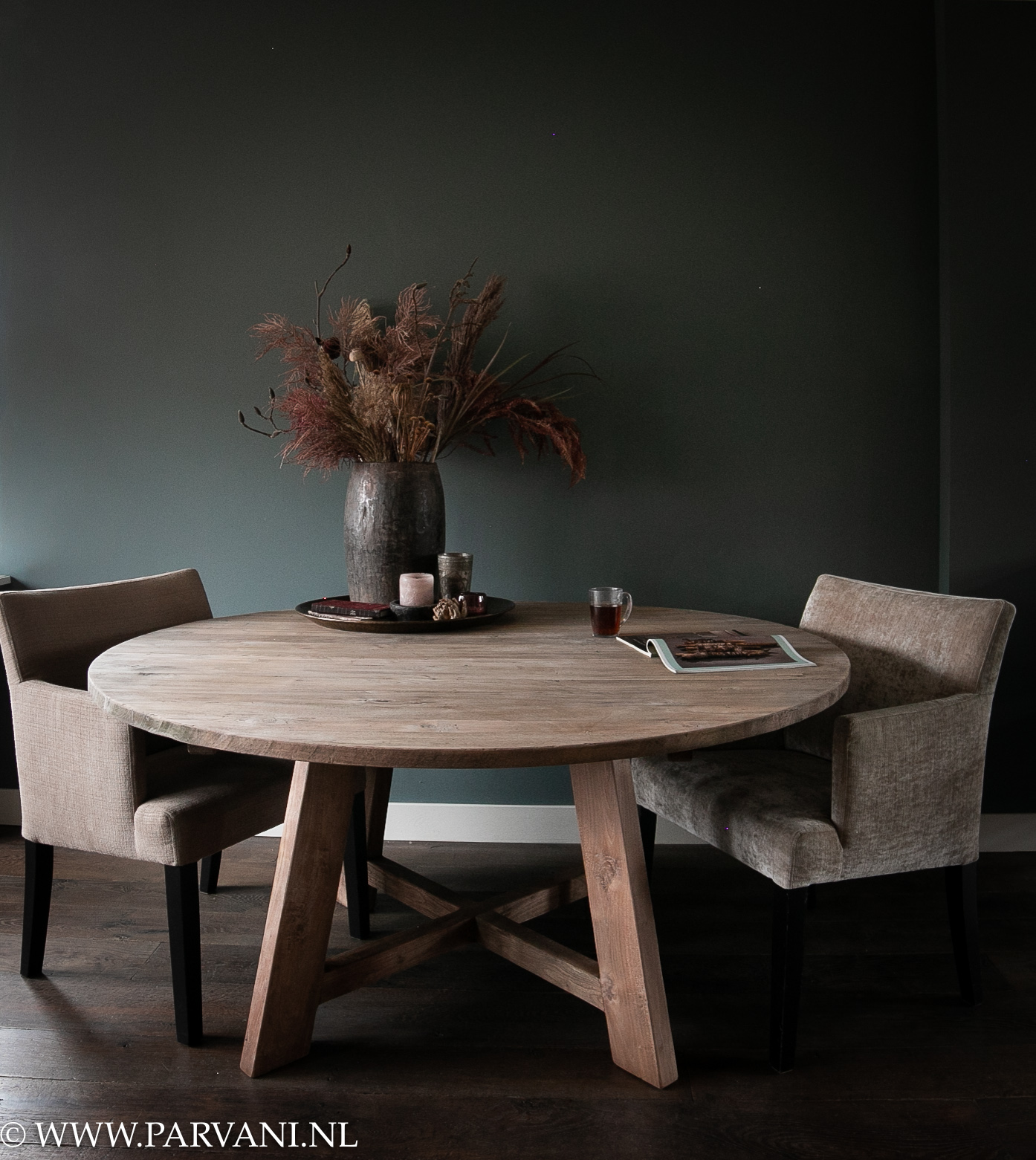 Grote ronde houten eettafel dia 160 cm van oud teakhout met houten onderstel poot en eetkamerstoel Le Bistro met armleuning van Interiors DMF