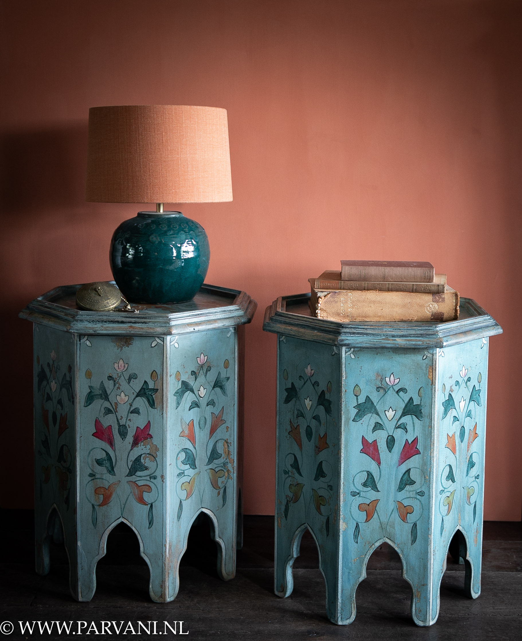 Kleurrijke houten bijzettafels nachtkastjes uit India met blauw beschilderd bloemen patroon met gemberpot tafellamp