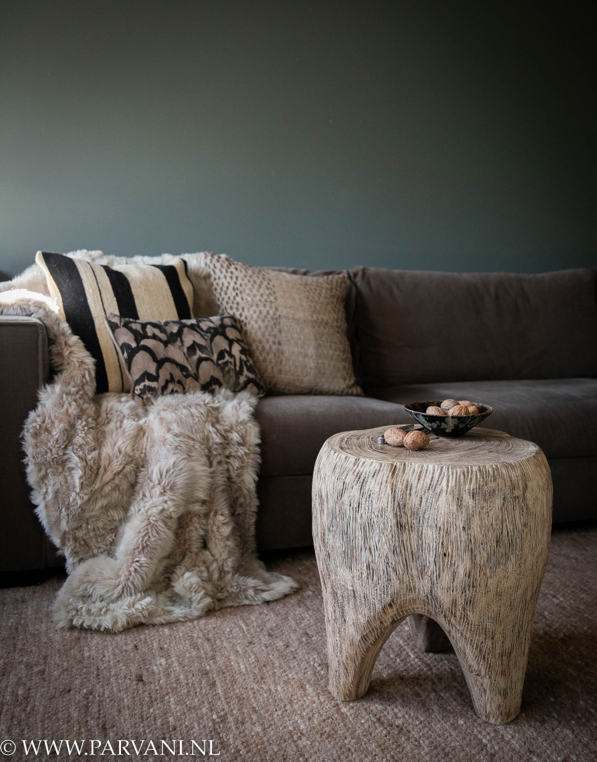 Licht blank naturel houten bijzettafel boomstam met pootjes