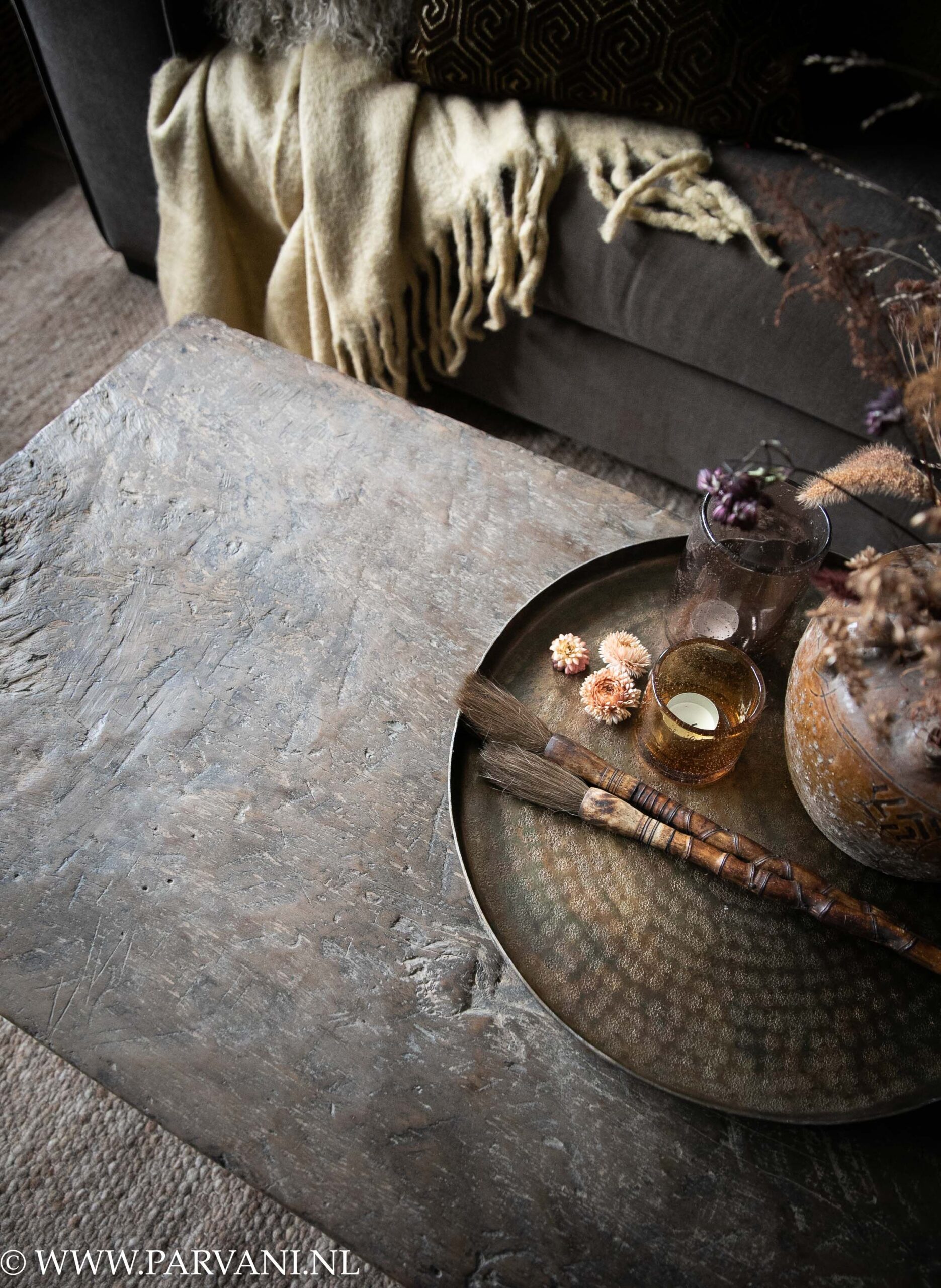Oud houten salontafel uit China met robuust blad in donkere vergrijsde kleur en smeedijzeren pootjes