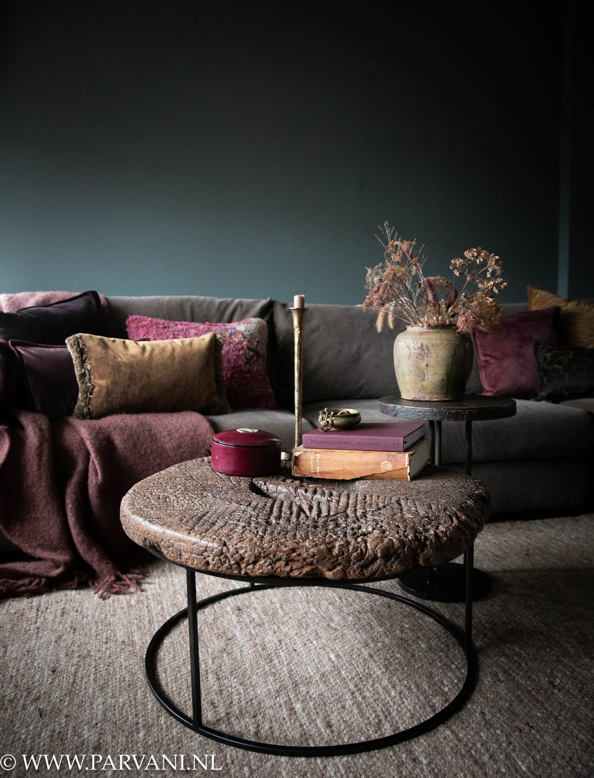 Ronde oud houten wiel salontafel op metalen onderstel met bruine ijzeren bijzettafel