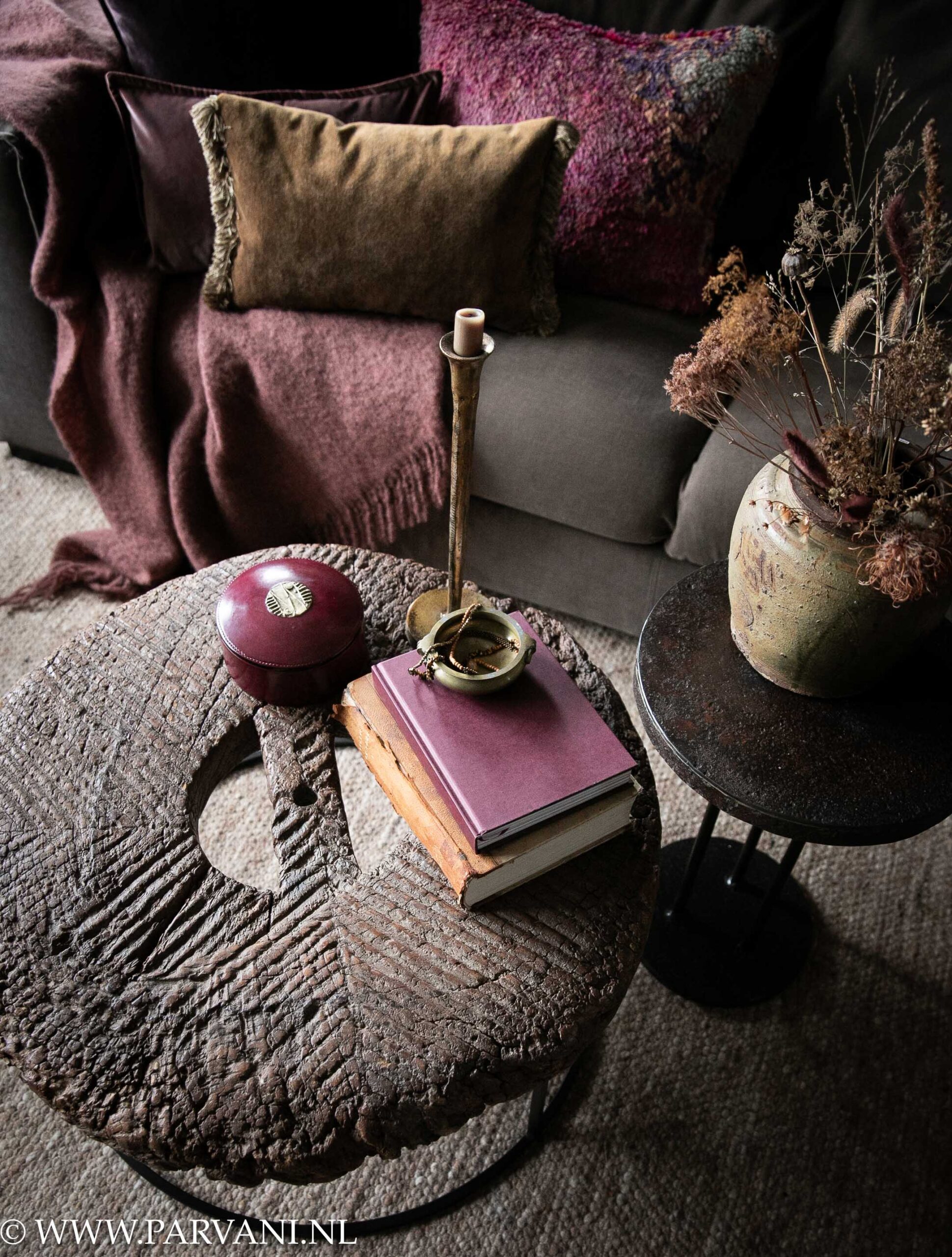 Ronde oud houten wiel salontafel op metalen onderstel met bruine ijzeren bijzettafel