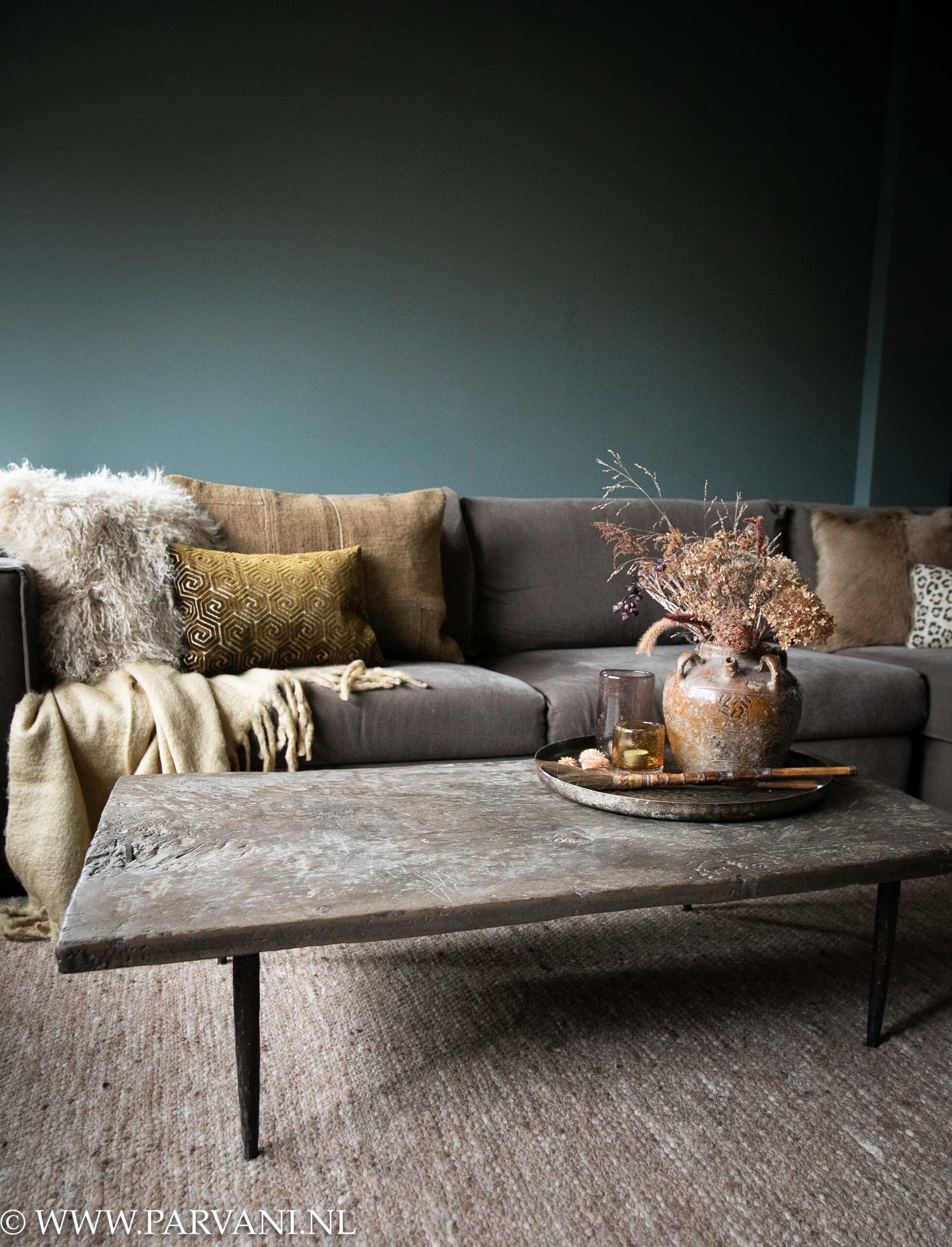 Oud rustieke houten salontafel uit China met donkere vergrijsde kleur en smeedijzeren pootjes