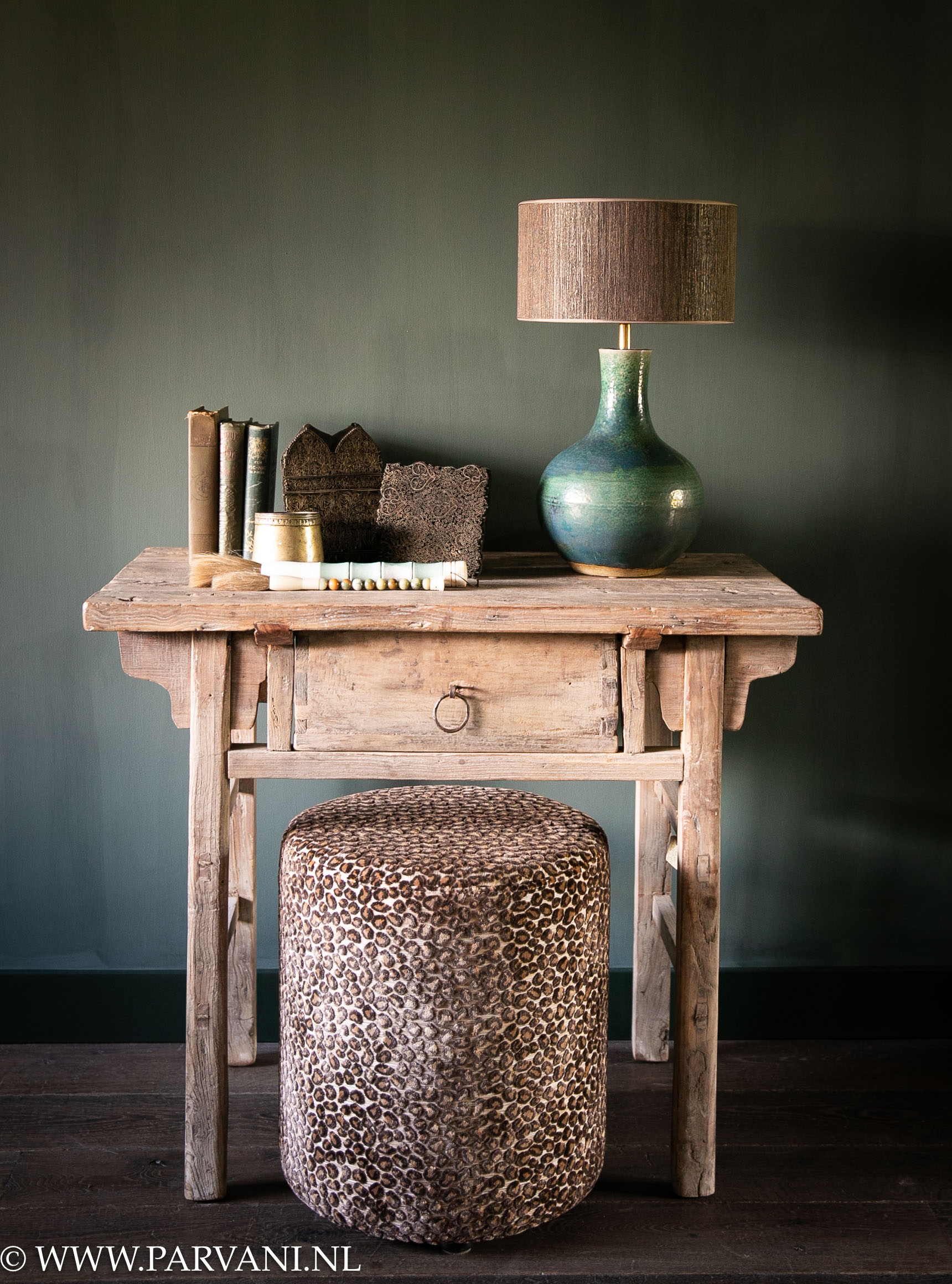 Oude Chinese houten wandtafel sidetable in lichte kleur met groene tafellamp, accessoires en bruine leopard poef