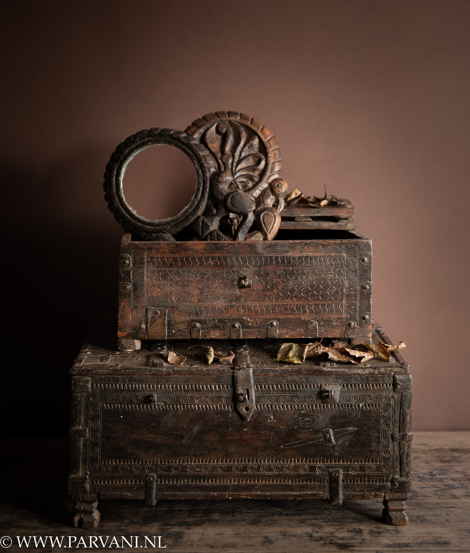 Oude donker bruine unieke kistjes en handspiegel met houtsnijwerk en ijzerbeslag uit India