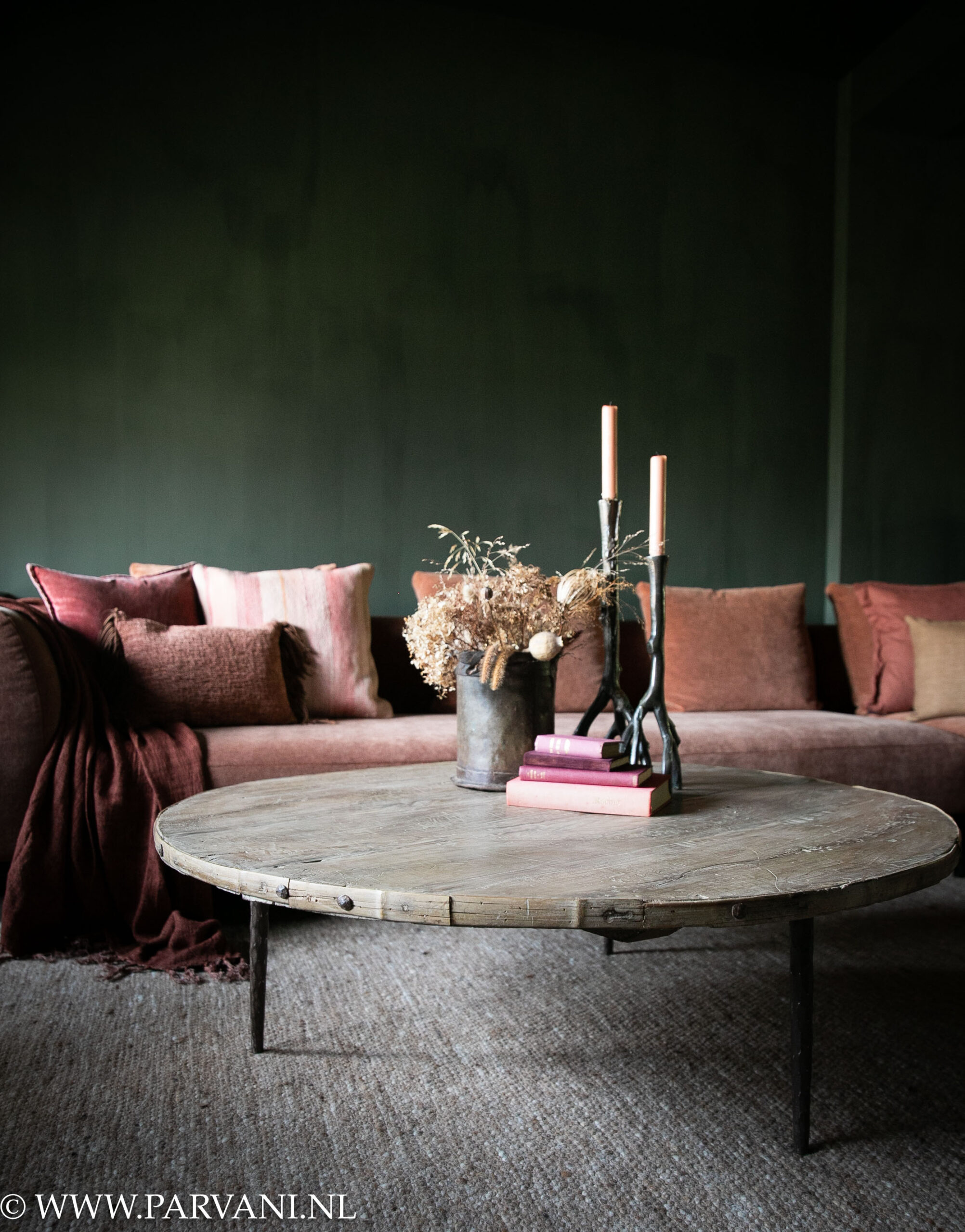 Oude ronde houten salontafel met lichte kleur blad en smeedijzeren pootjes