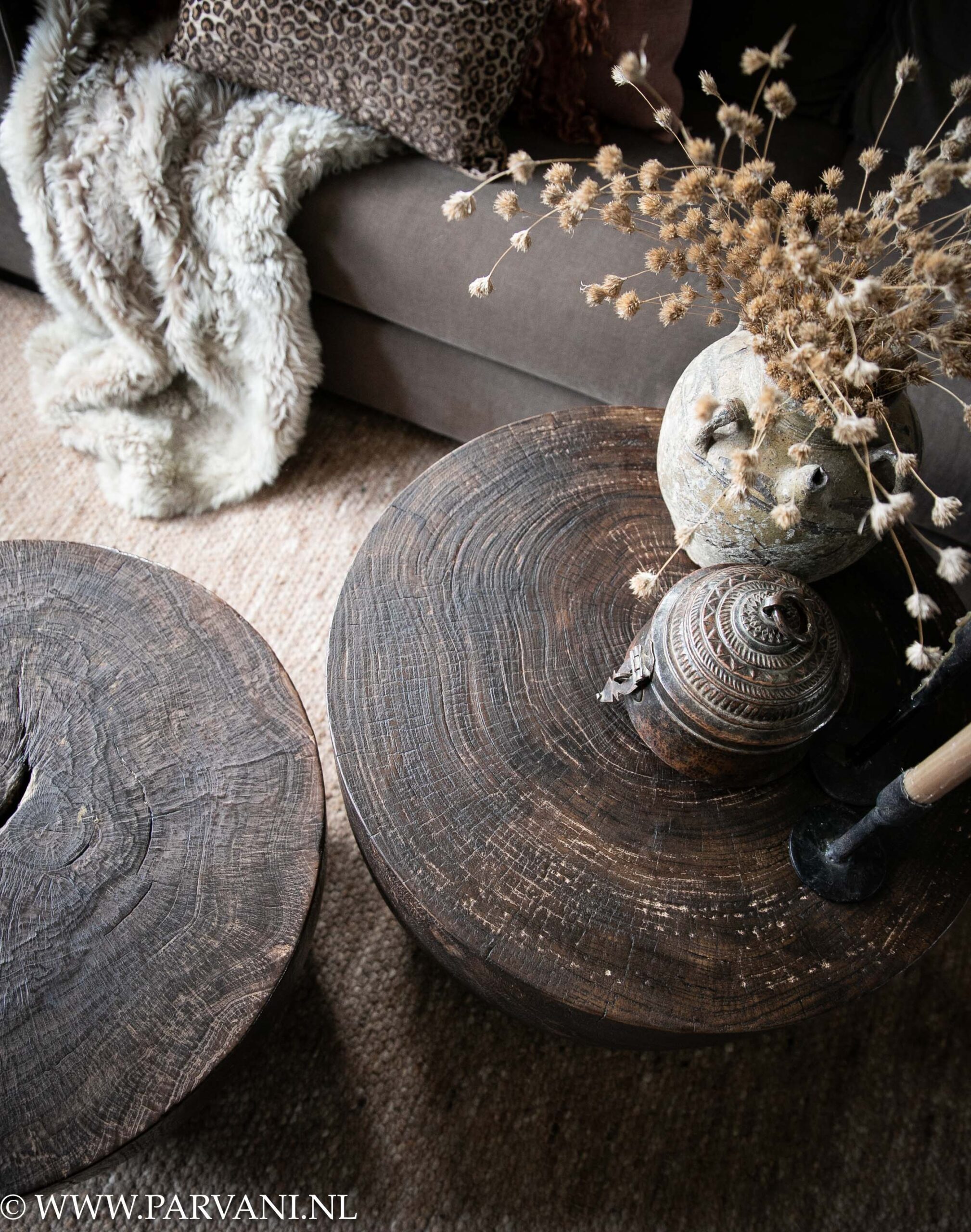 Donkerbruine ronde massieve boomstam salontafels bijzettafels uit Indonesië