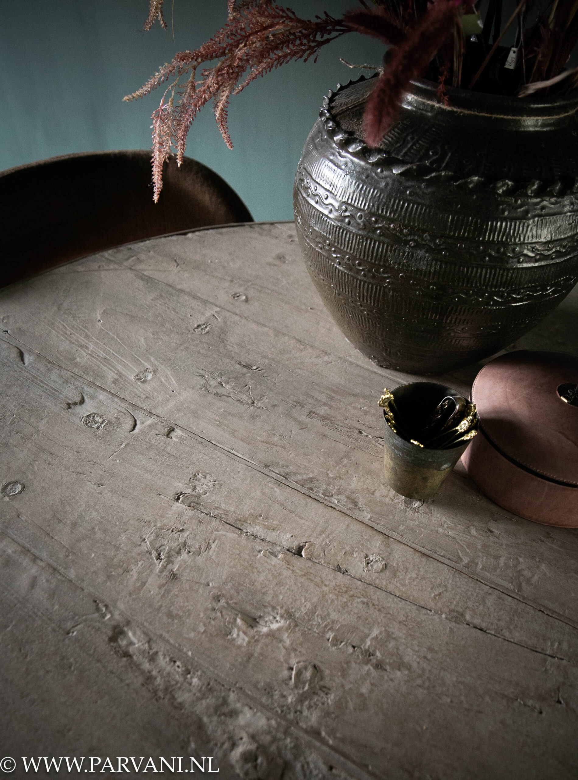 Ronde eettafel met oud houten blad en smeedijzeren onderstel