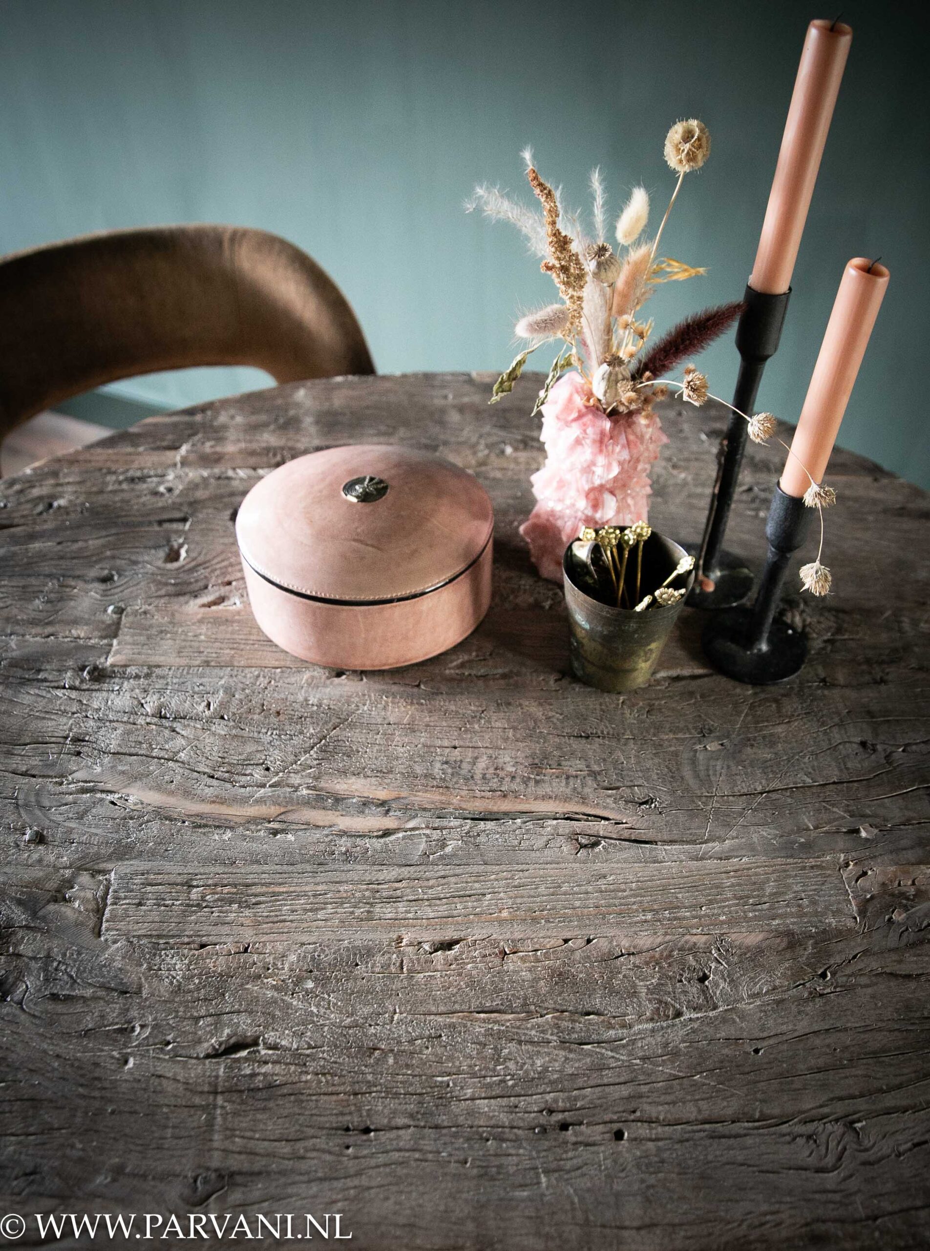 Ronde eettafel met robuust vergrijsd oud houten blad en smeedijzeren poot