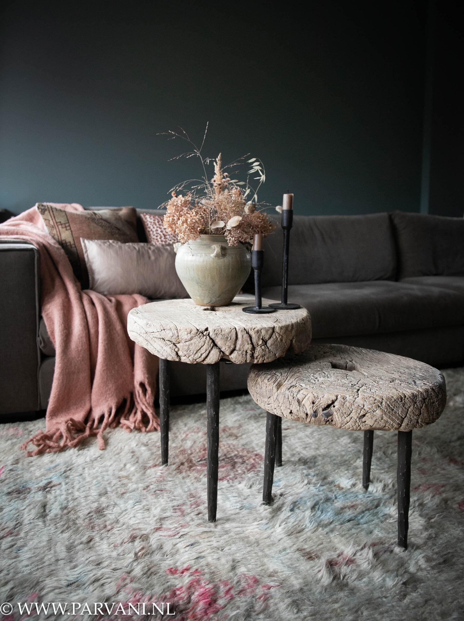 Ronde oud houten bijzettafeltjes gemaakt van een oud wiel op lichte Berber met zachte kleur en roze accenten