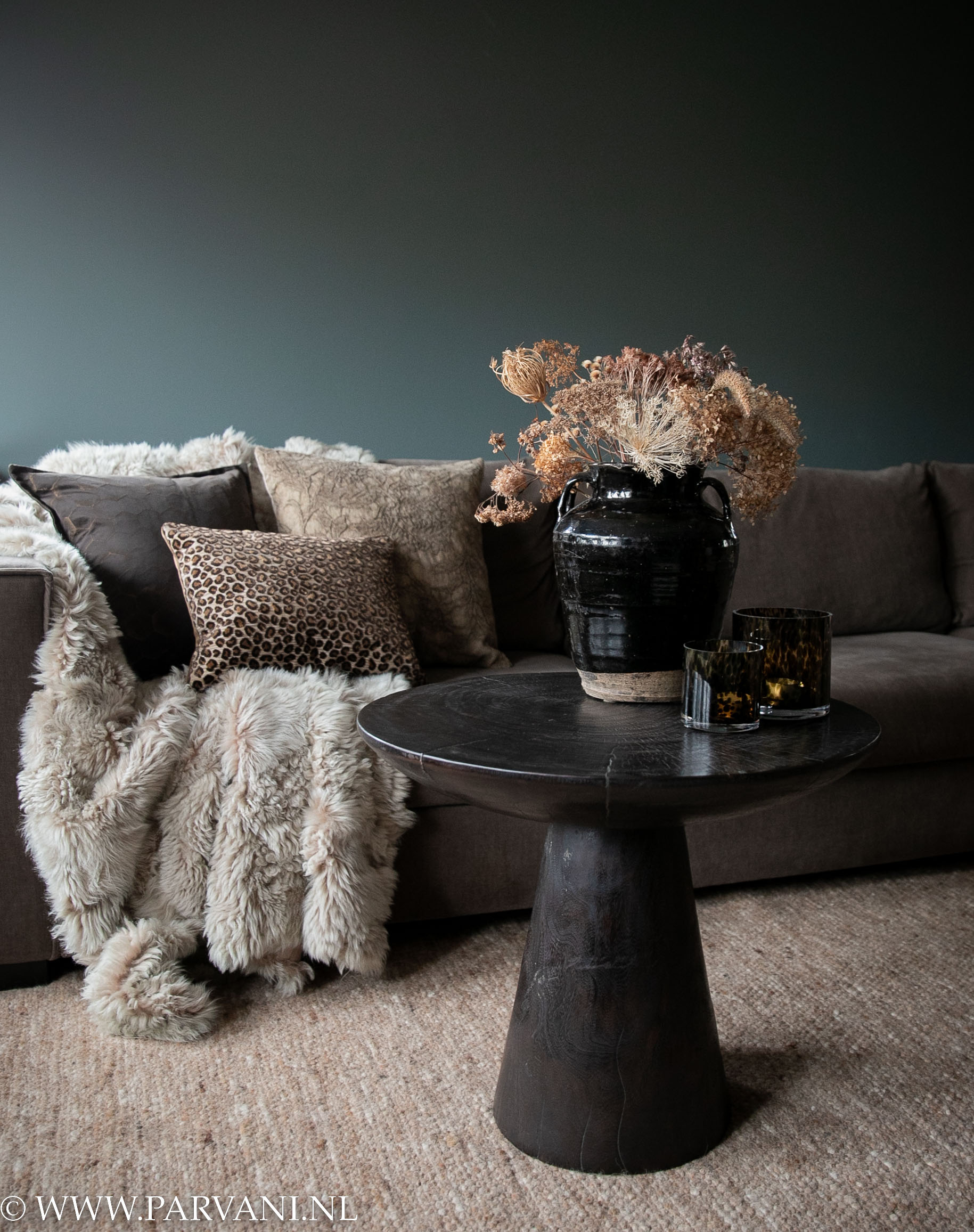 Ronde zwarte bijzettafel salontafel met strakke vorm en mooie houtstructuur