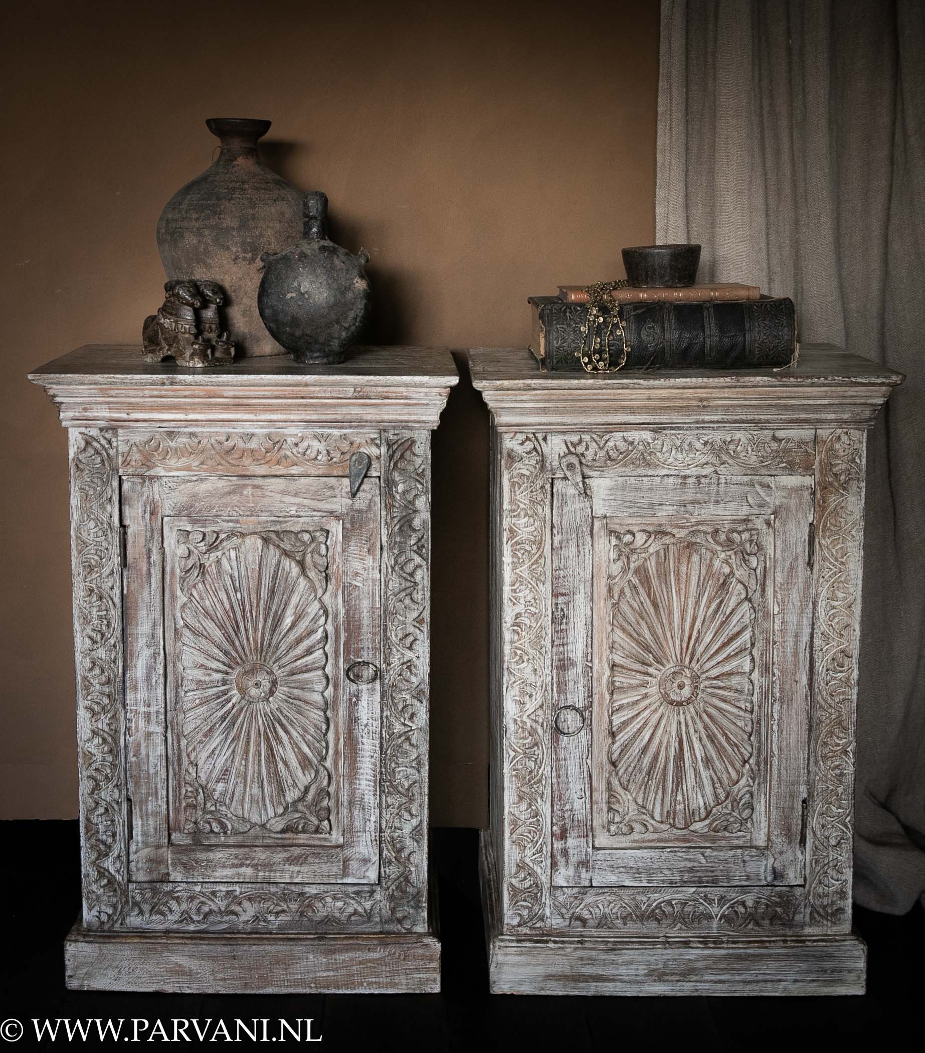 Set Indiase nachtkastjes met houtsnijwerk en white wash patina, naturel linnen gordijn en bruine accessoires