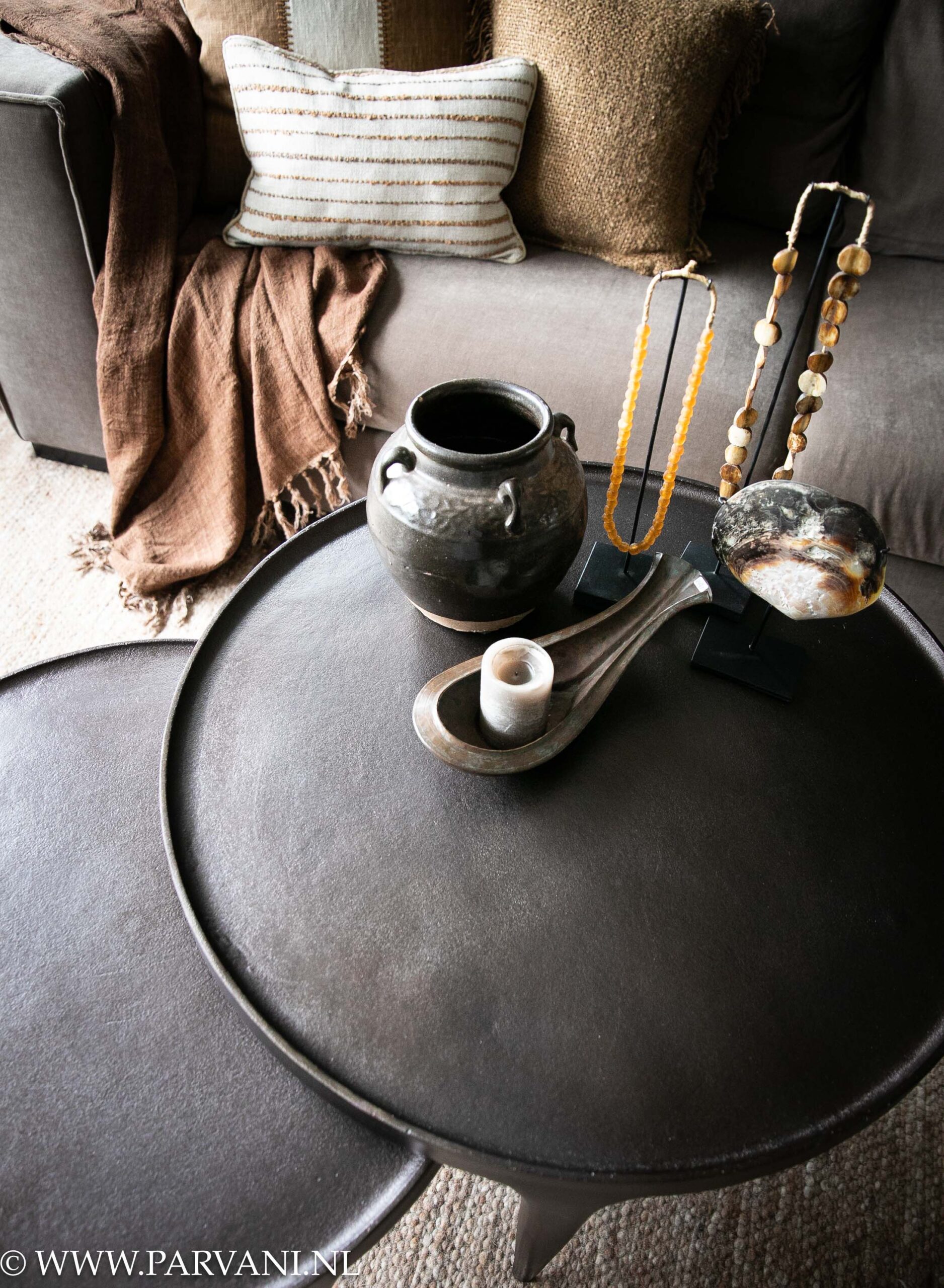 Set ronde metalen salontafels in brons bruine kleur met verschillende hoogtes