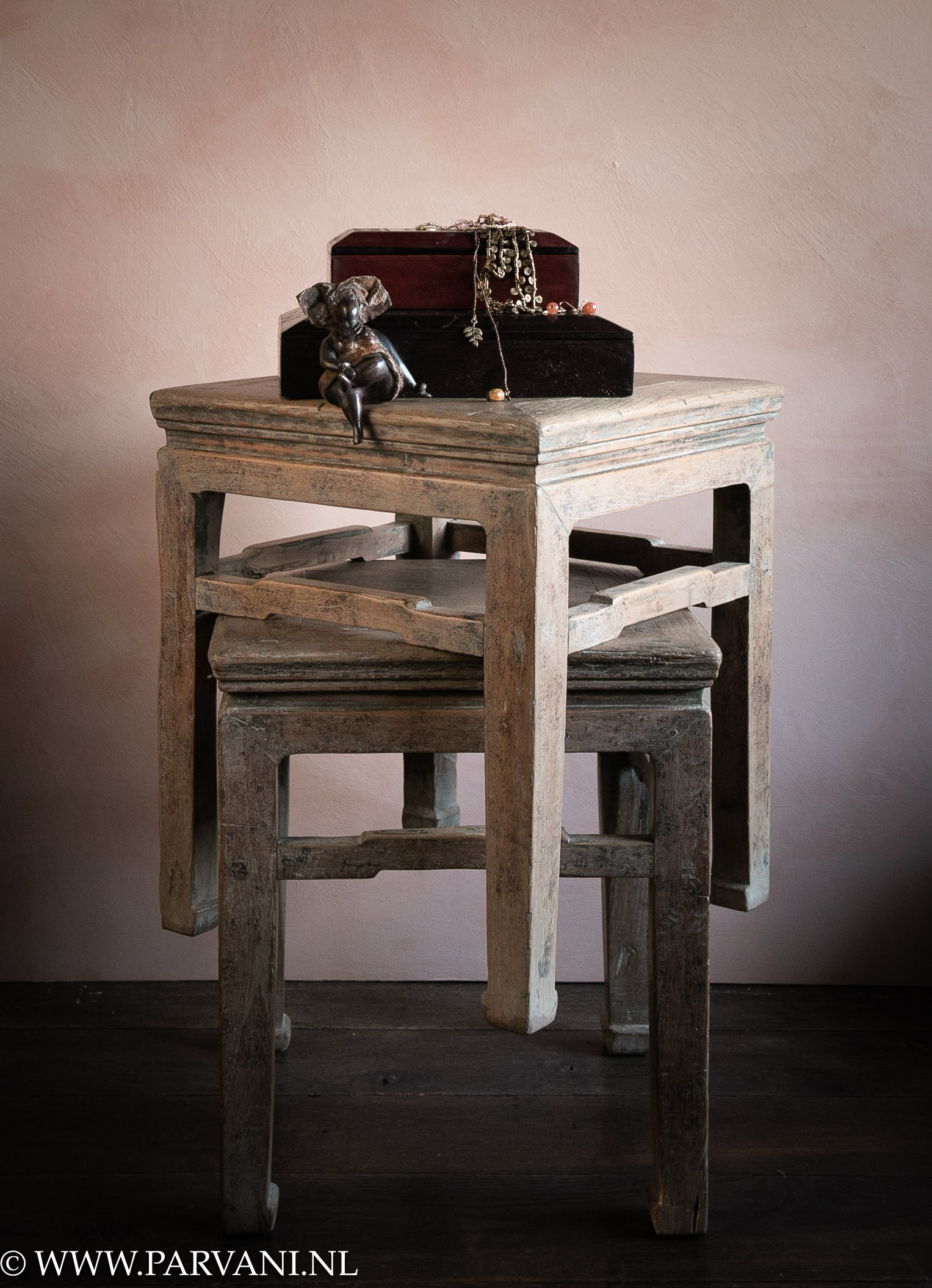 Set vierkante oude Chinese bijzettafeltjes in naturel vergrijsde kleur hout met bronzen dame en lederen dozen