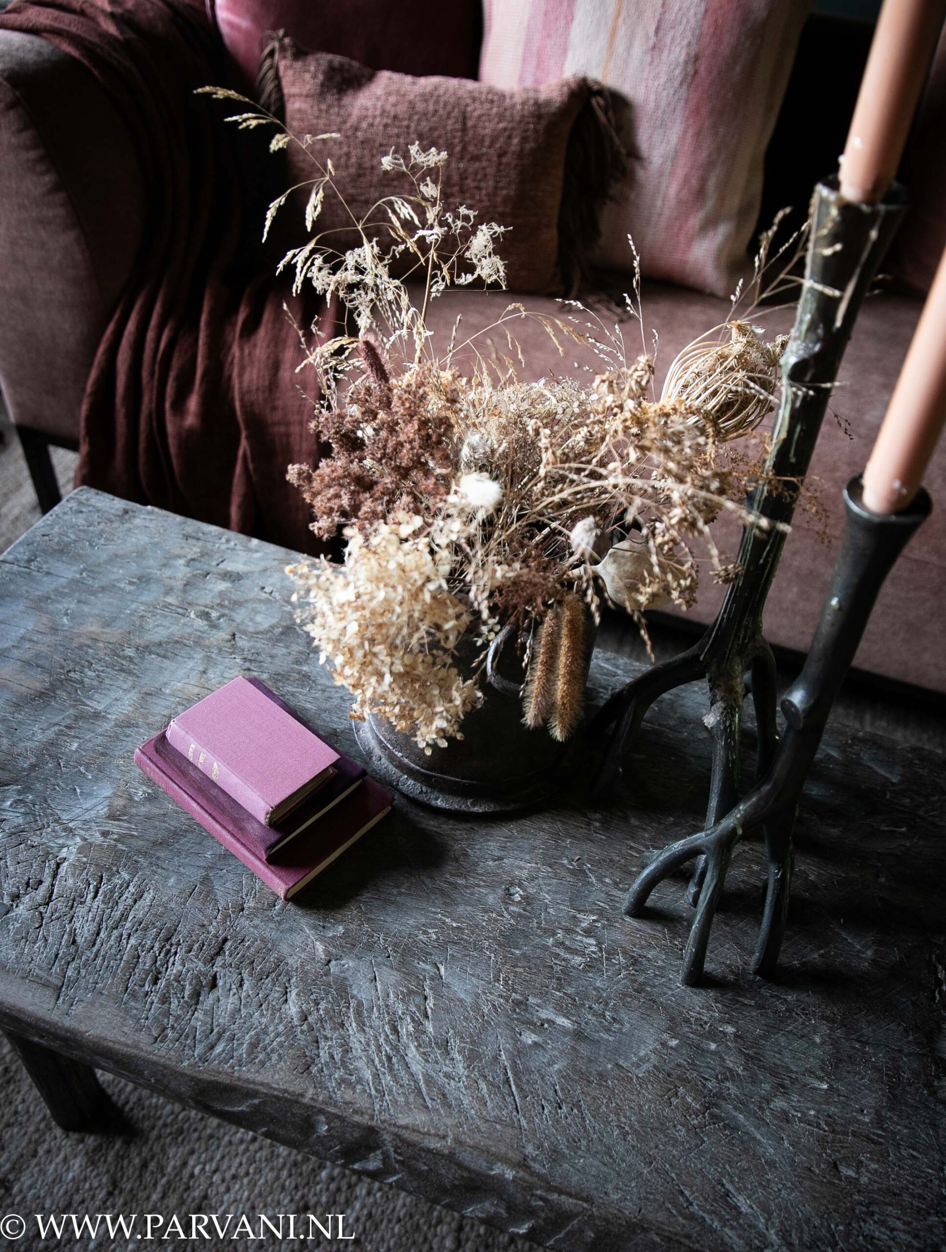 Smalle oude salontafel in donkere bruingrijze kleur met mooi doorleefd blad en houten onderstel