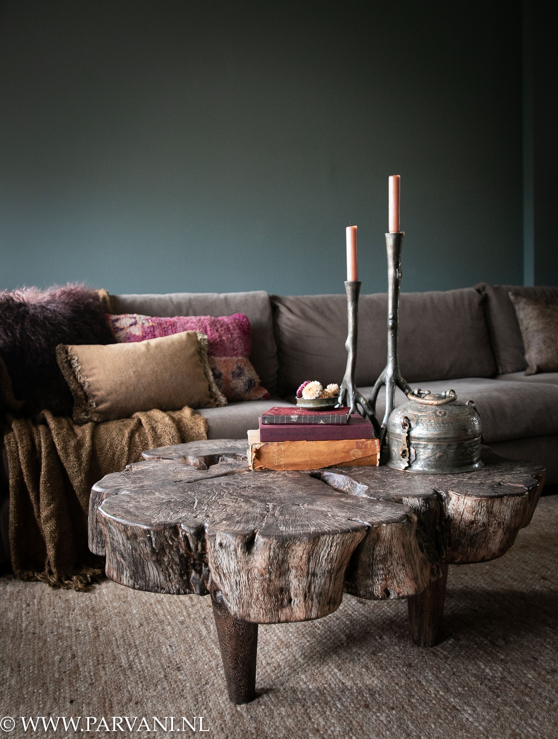 Stoere grillige houten salontafel / boomstamtafel in donkerbruine kleur lychee hout uit Indonesië