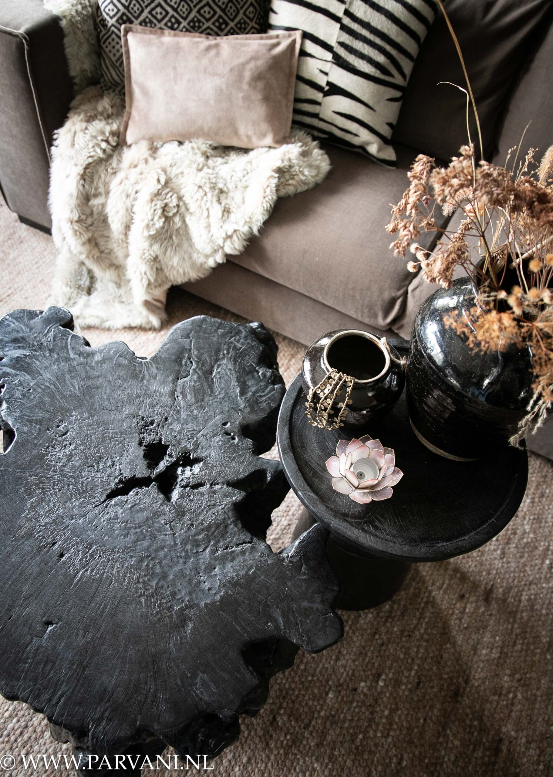 Grillige stoere zwarte lychee houten boomstam salontafel met ronde bijzettafel uit Indonesië