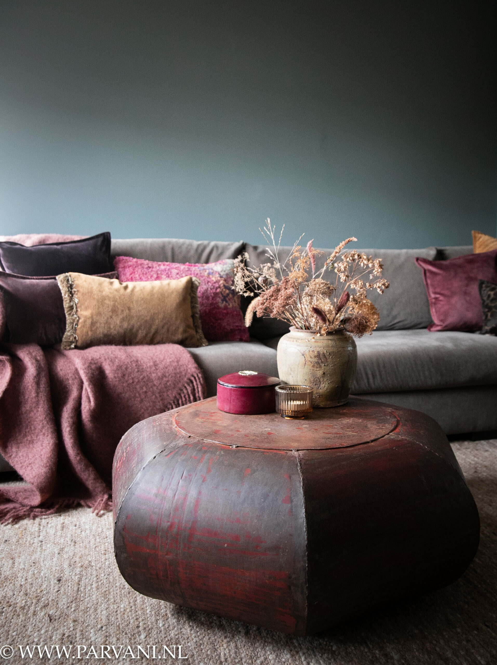 Stoere grillige houten salontafel / boomstamtafel in donkerbruine kleur