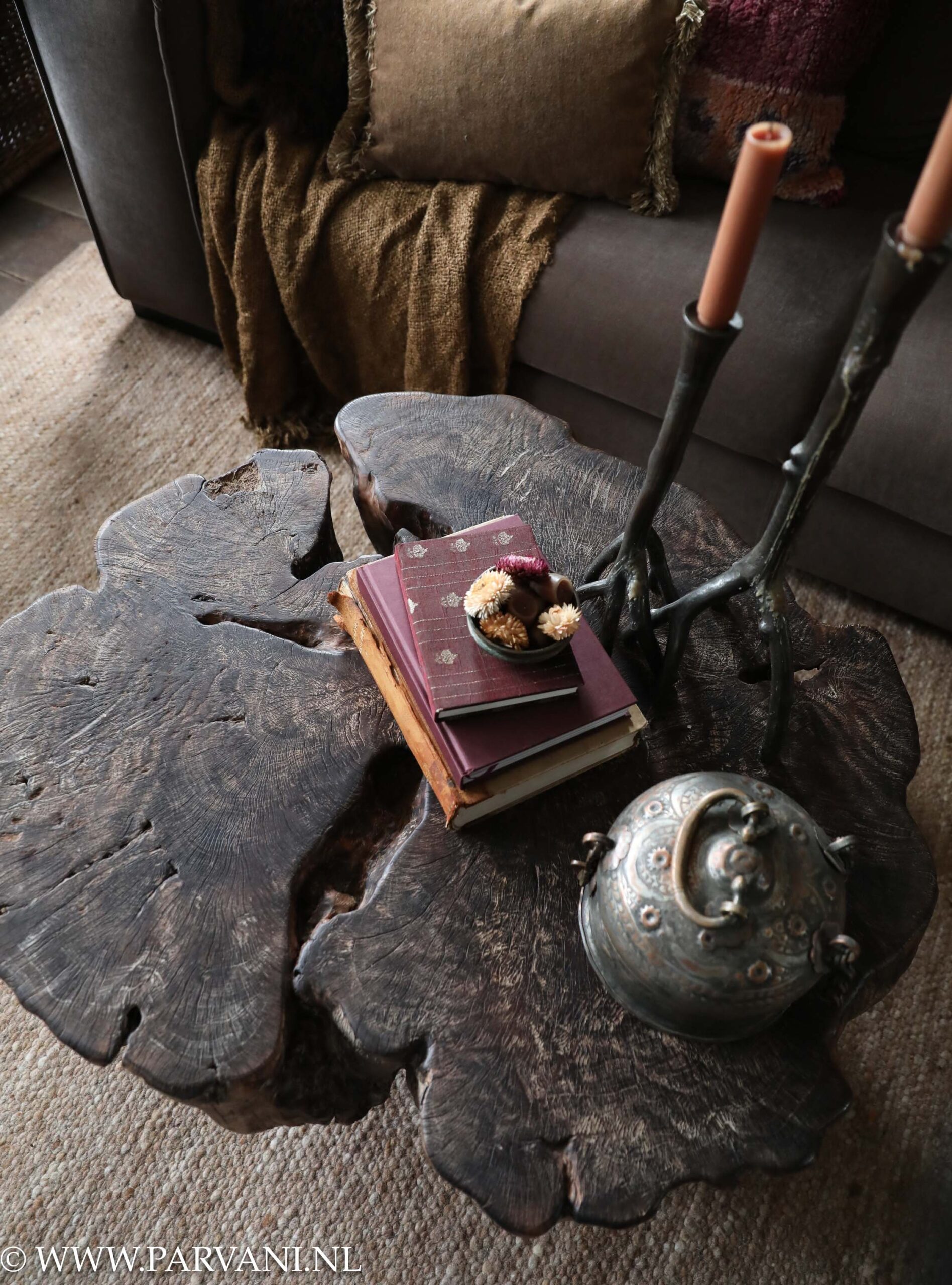 Stoere lychee houten salontafel in donkerbruine kleur met grillige vorm uit Indonesië