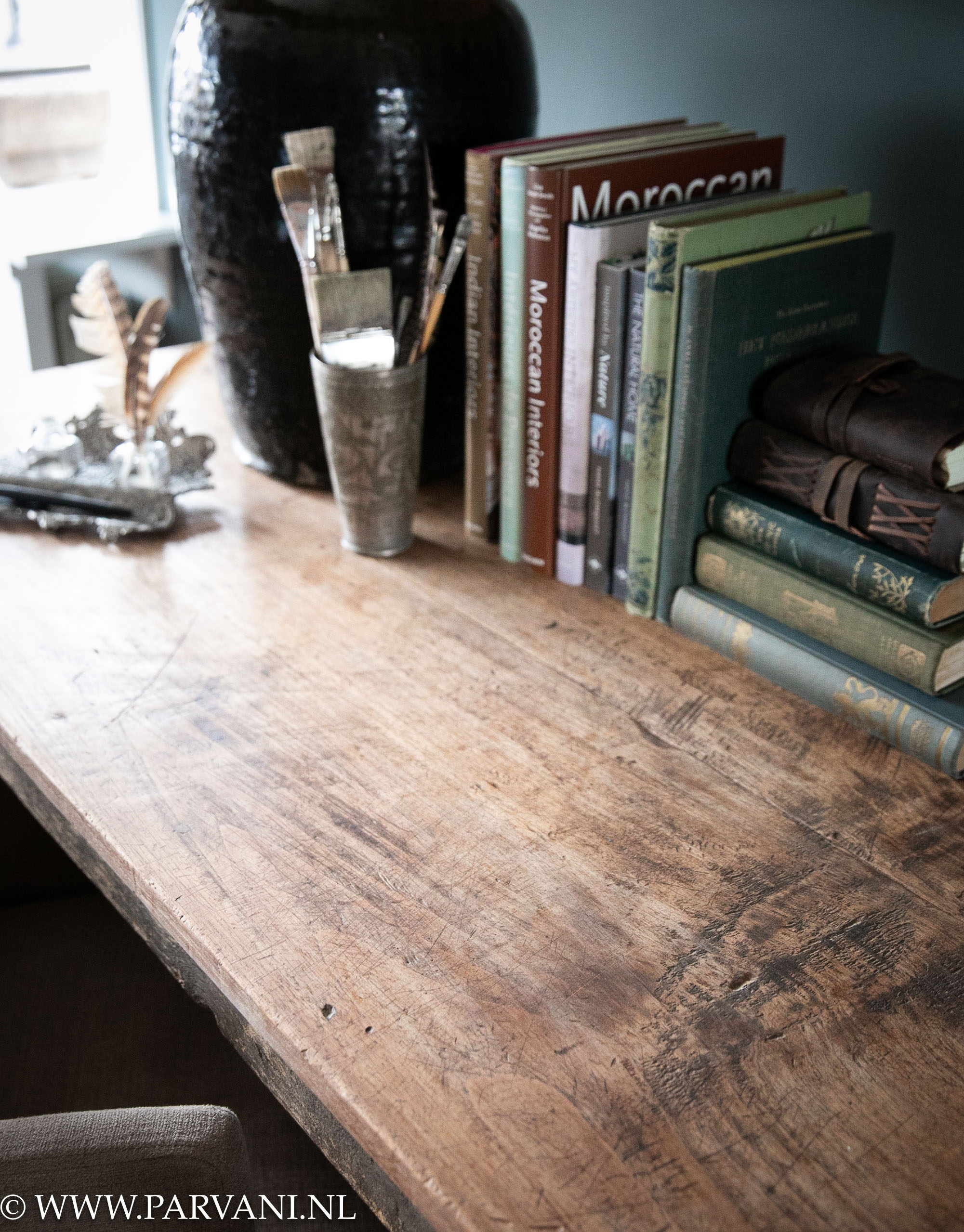 Unieke lange smalle houten eettafel sidetable wandtafel bureau in oud teak uit Indonesië met eetkamerstoelen en grote zwarte Chinese tafellamp