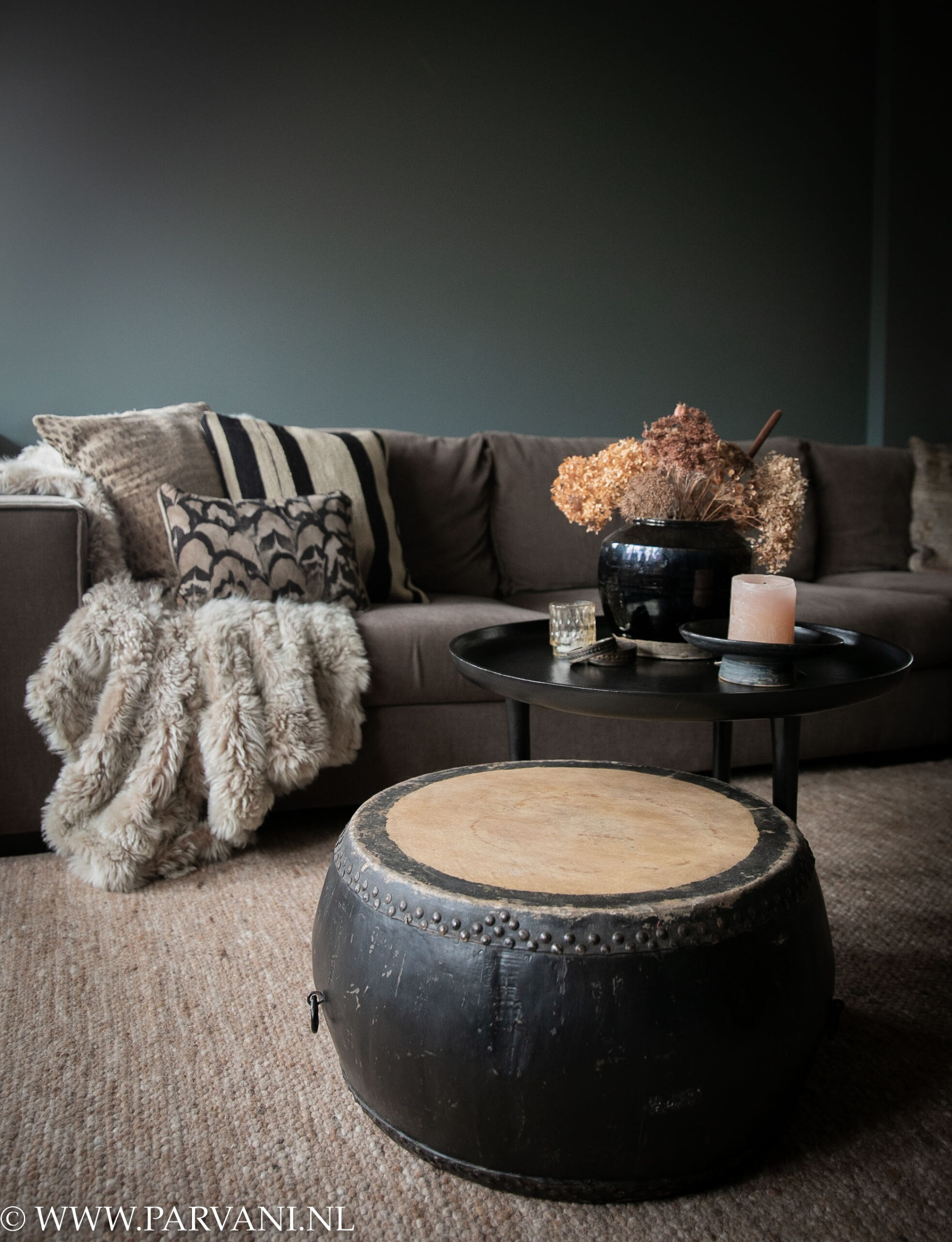 Zwarte ronde metalen salontafel bijzettafel met oude drum tafel combinatie