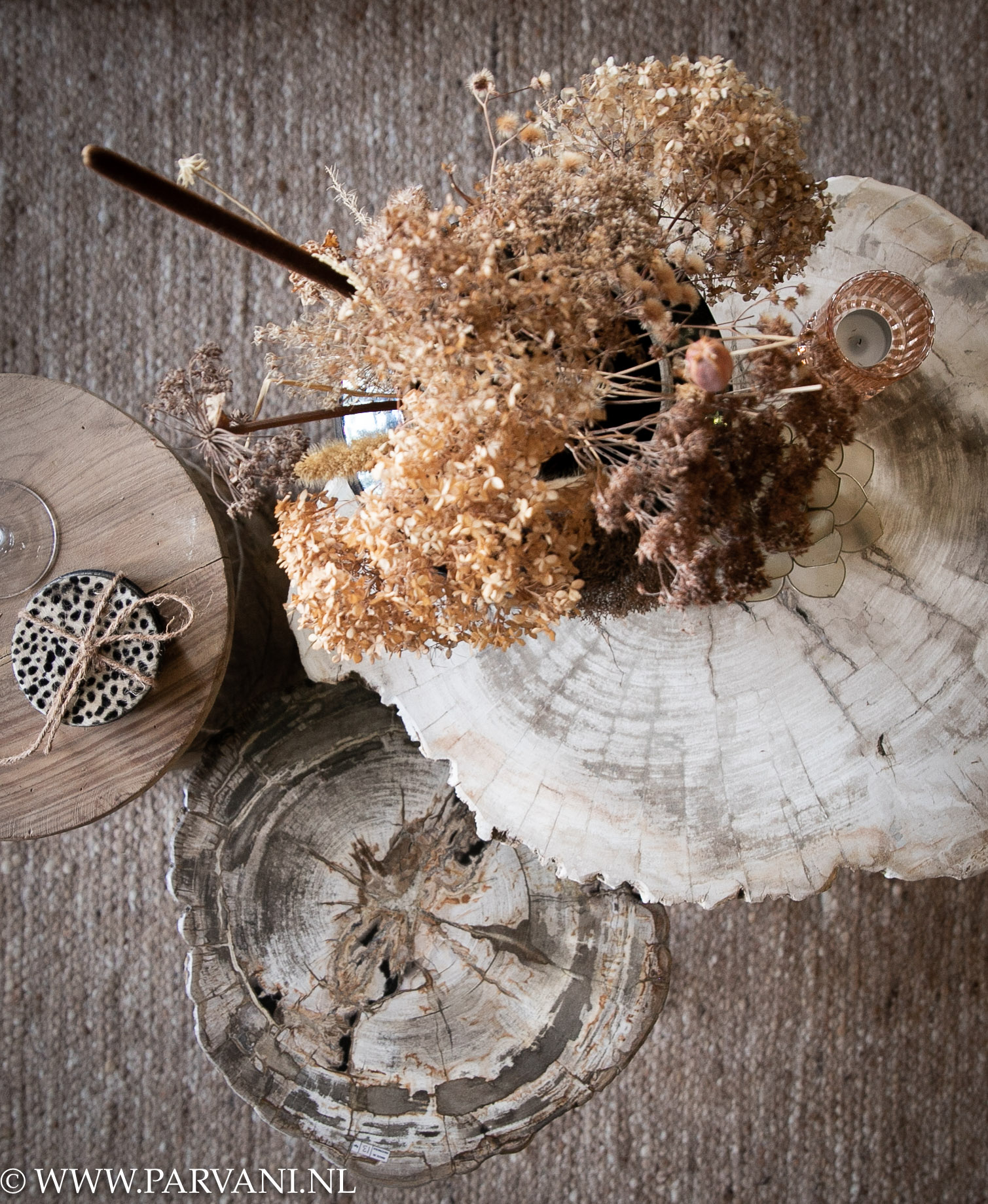 Groepje verschillende ronde bijzettafels salontafels van hout en versteend hout met metalen onderstel