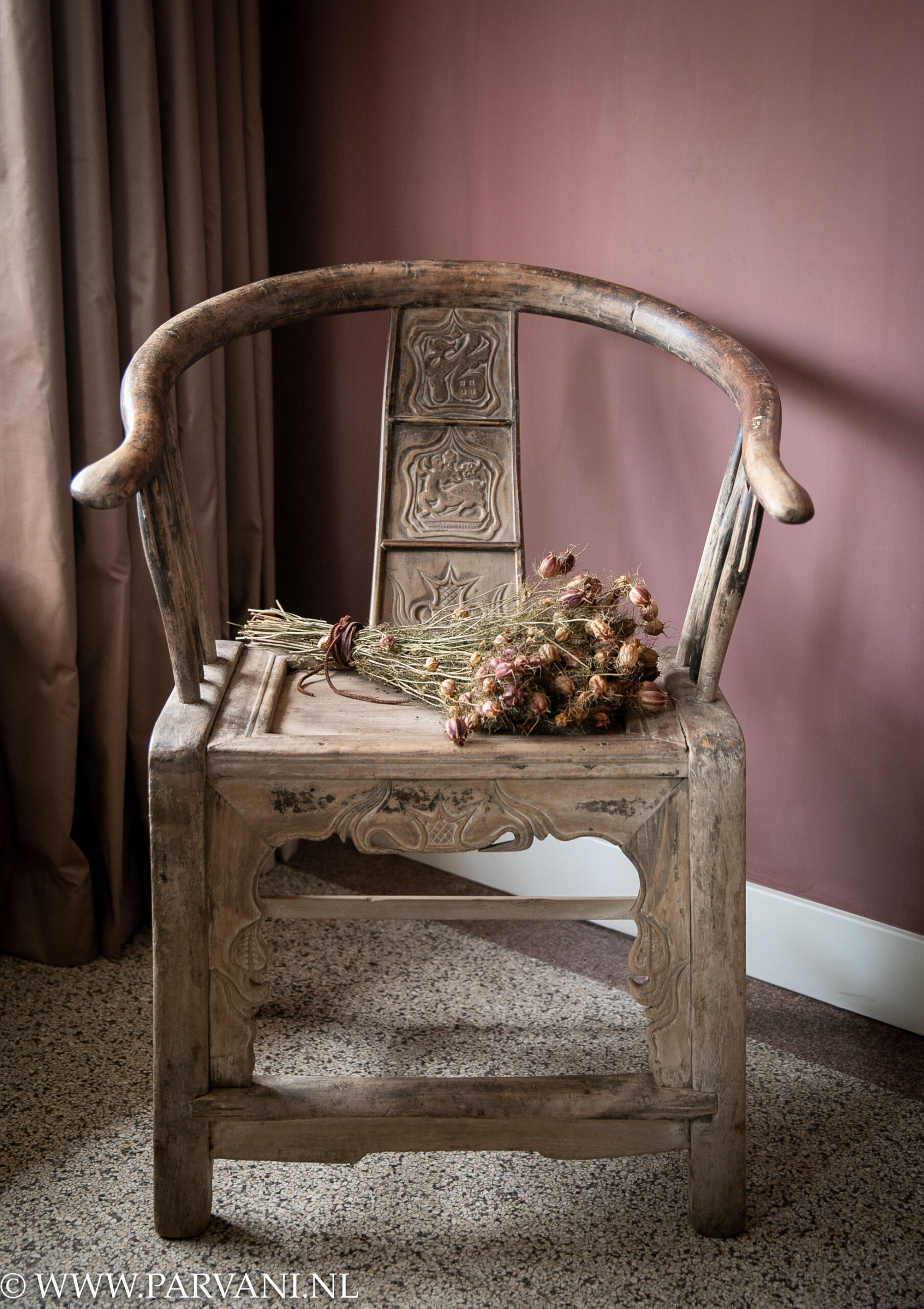 Antieke houten stoel uit China met mooi houtsnijwerk en donkere patina