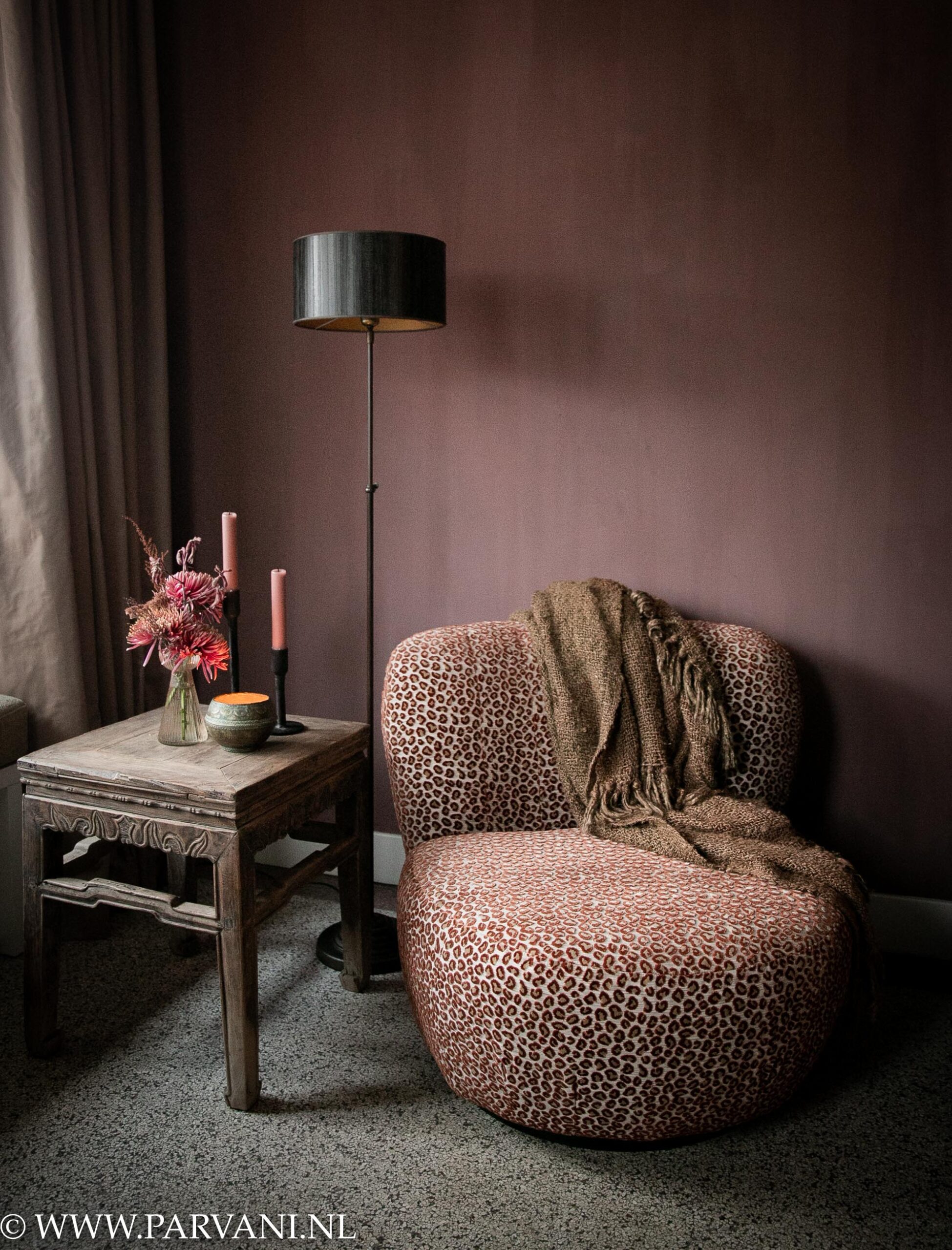 Draaibare fauteuil Leo in zachte oranje rode velvet stof met leopard patroon