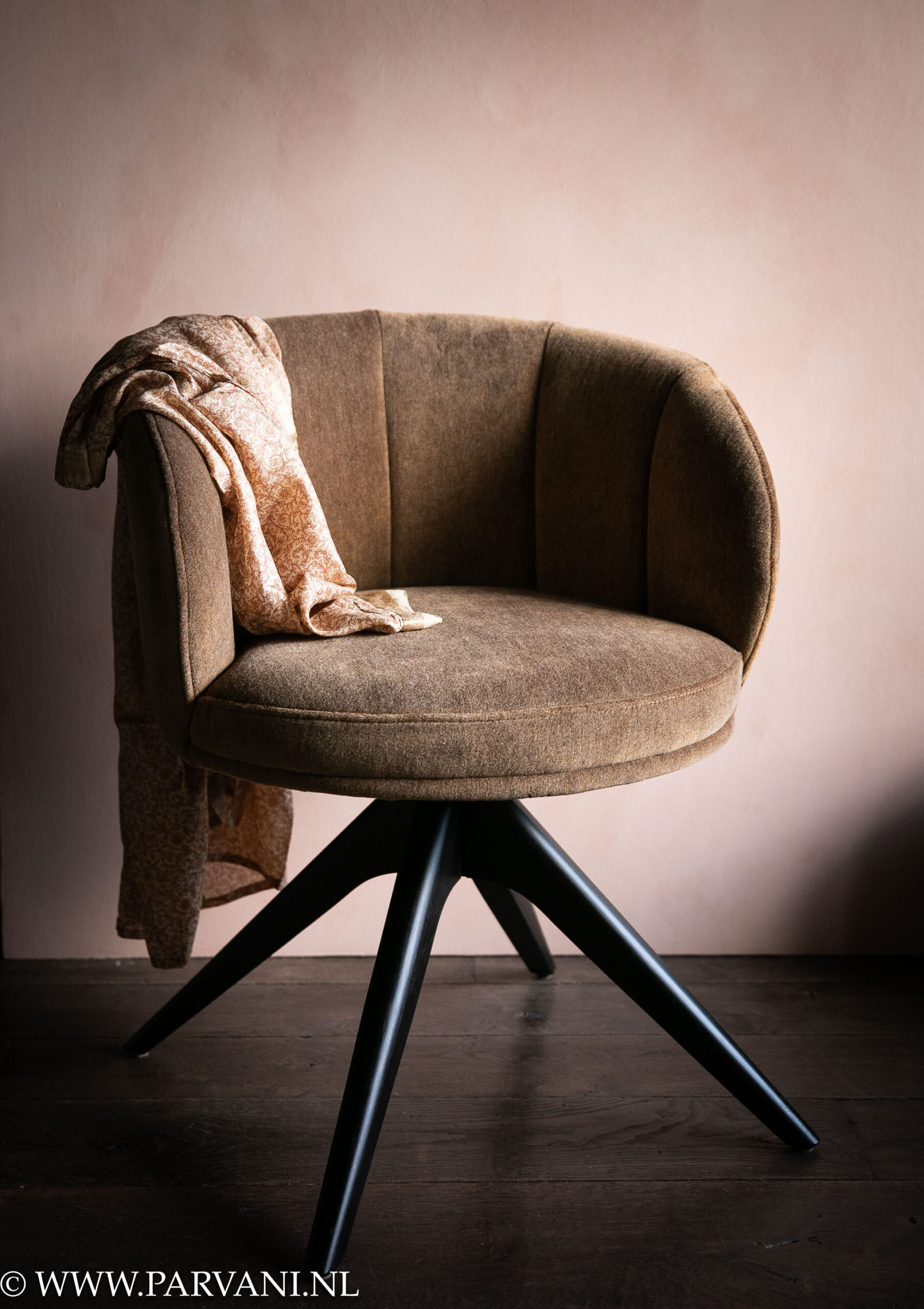 Draaibare ronde eetkamerstoel Jet van Interiors DMF met zwart houten onderstel en goudbruine mohair velvet stof