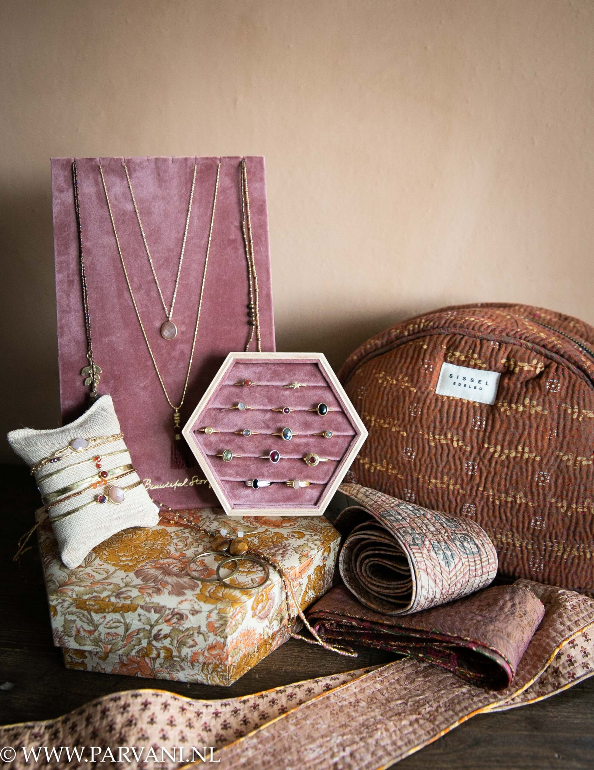 Fairtrade sieraden a Beautful Story met toilettassen, riemen en sieradendoos in sari stof van Sissel Edelbo