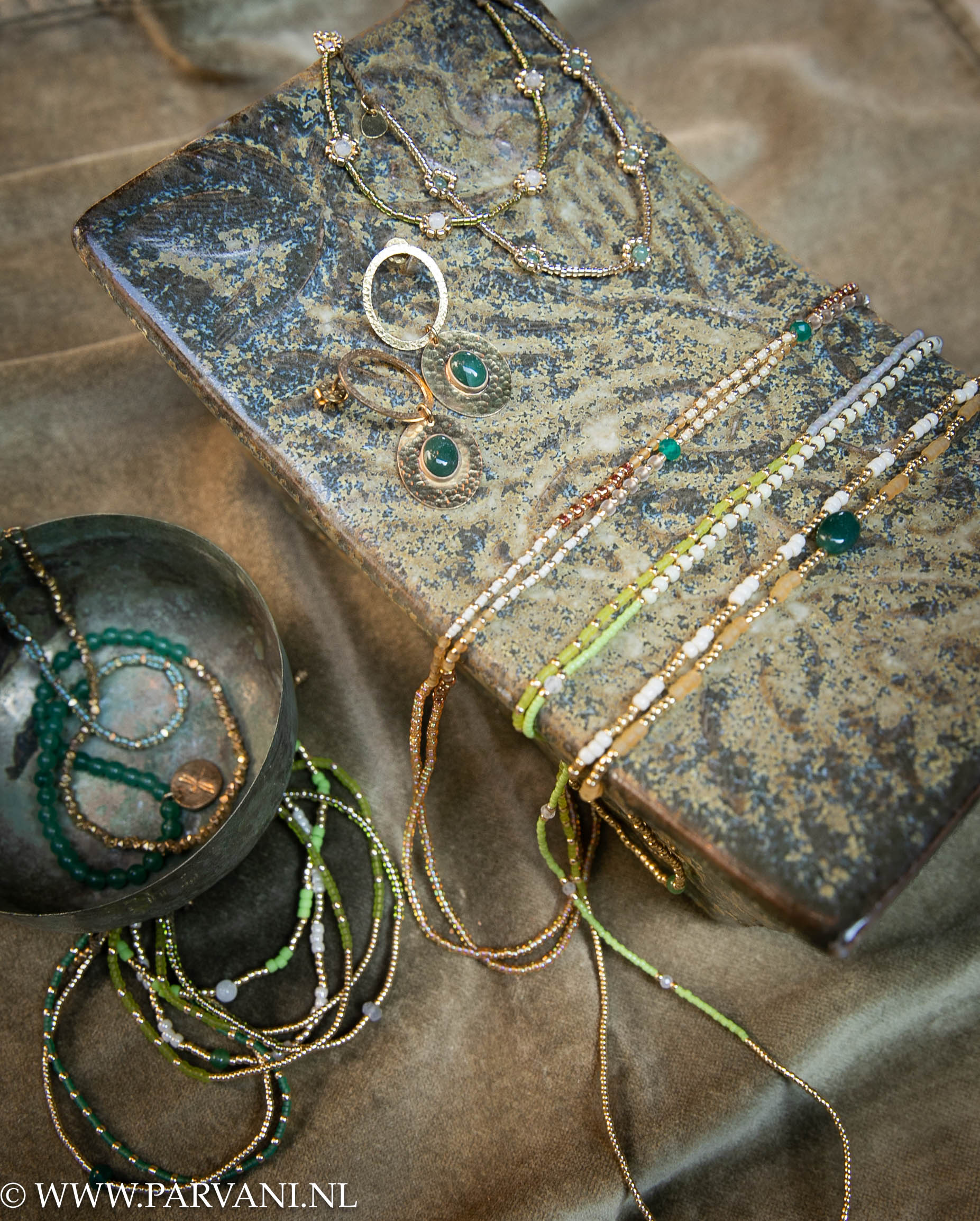 Fairtrade sieraden van A Beautiful Story in goud met groene voorjaarskleuren