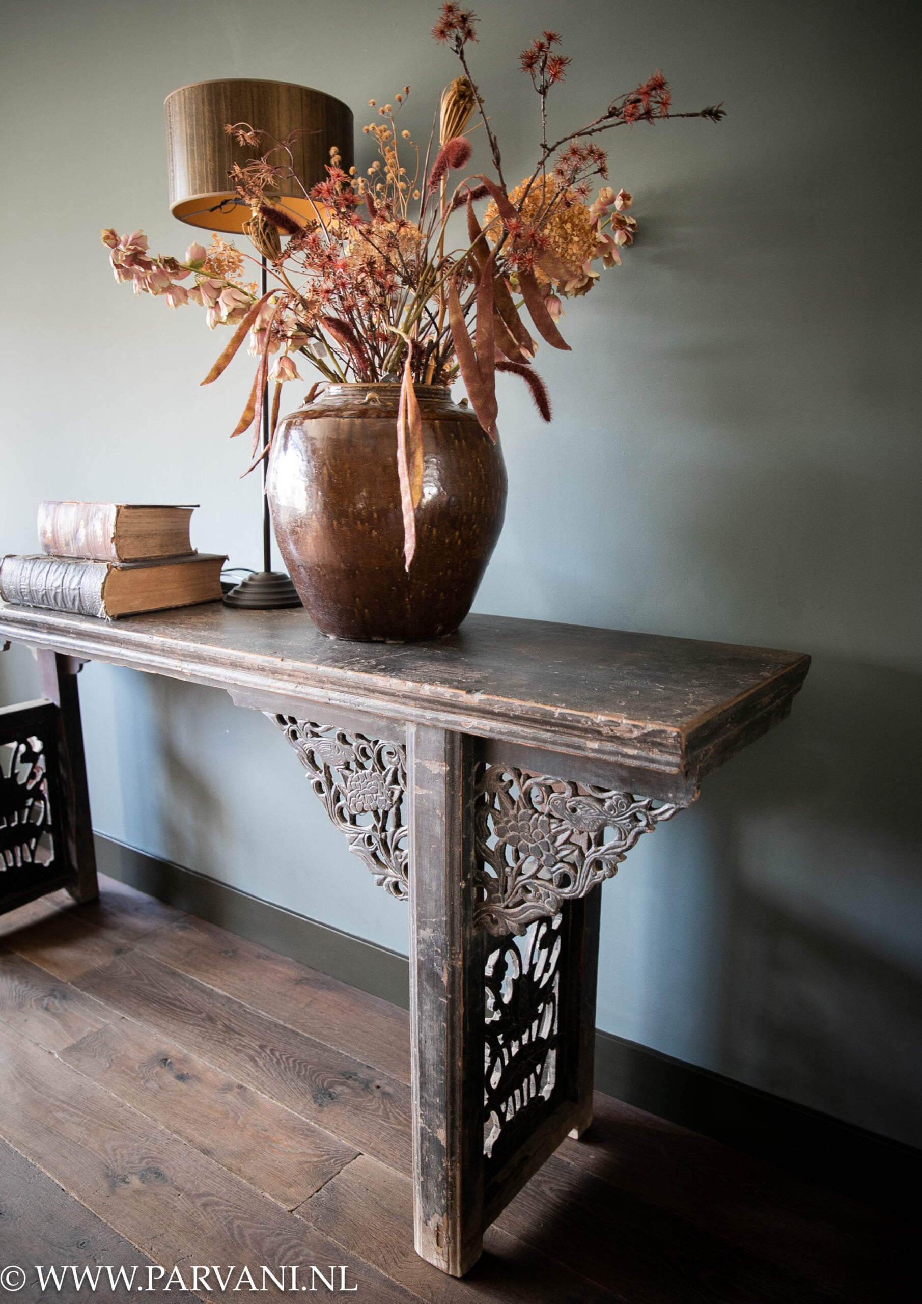 Grote oude houten wandtafel sidetable uit China met mooi houtsnijwerk en doorleefde zwarte patina