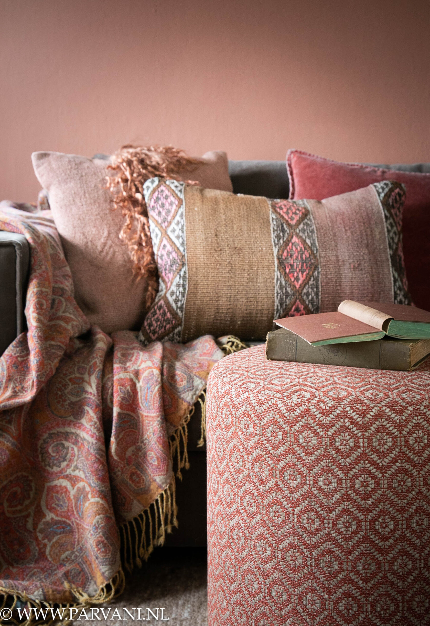 Ronde poef hocker bij bank in mooie geweven stof met grafisch patroon