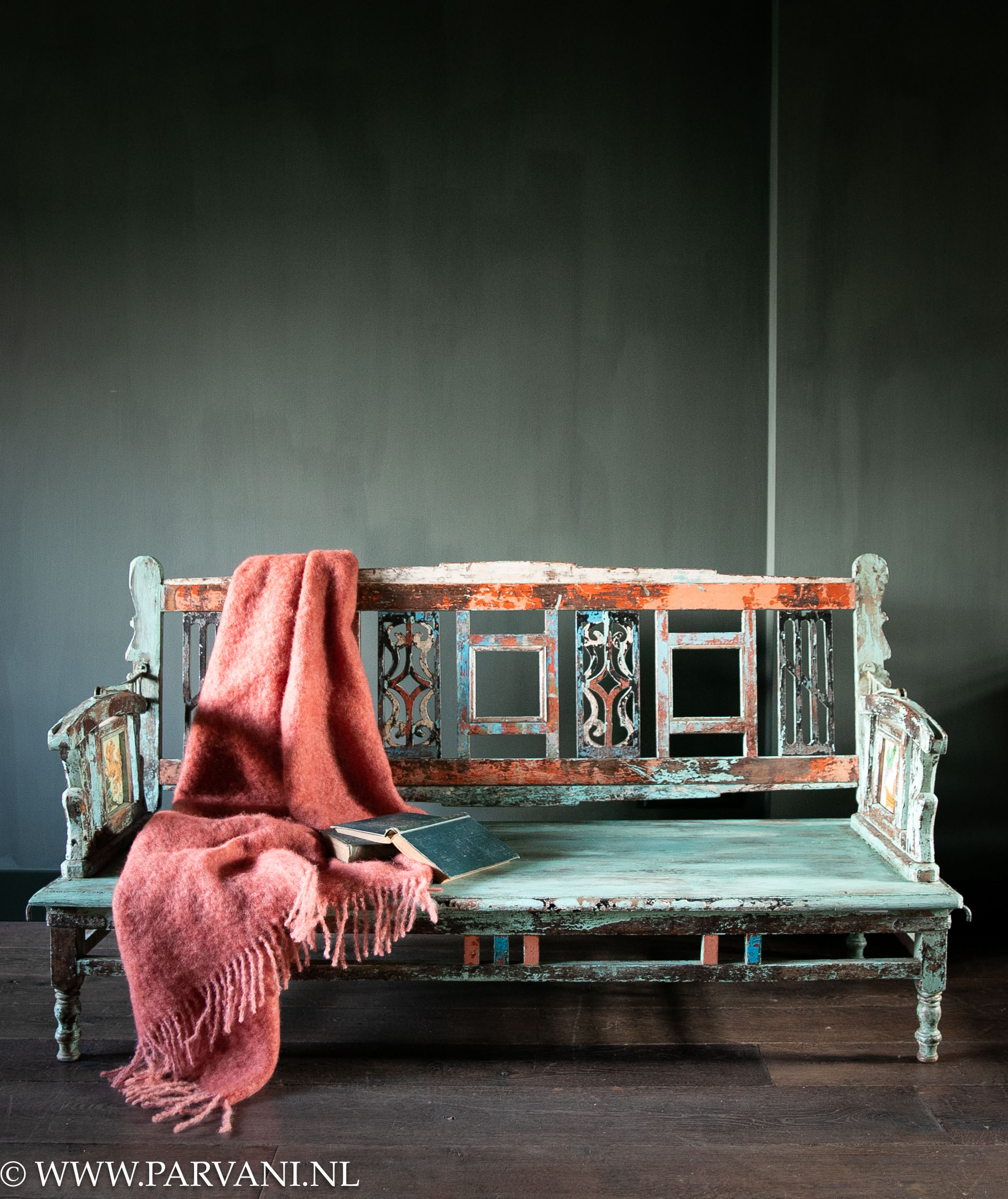 Kleurrijk oud houten bankje uit India met kleuren turquoise, blauw en oranje met luxe koraal roze mohair wollen plaid