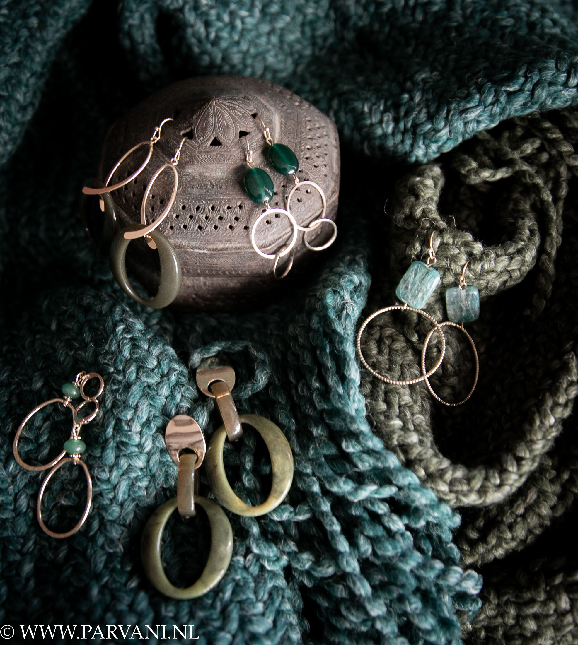 Fairtrade poncho's omslagdoeken van Manos del Uruguay in petrol en turquoise groene kleur met oorbellen en bronzen doosje