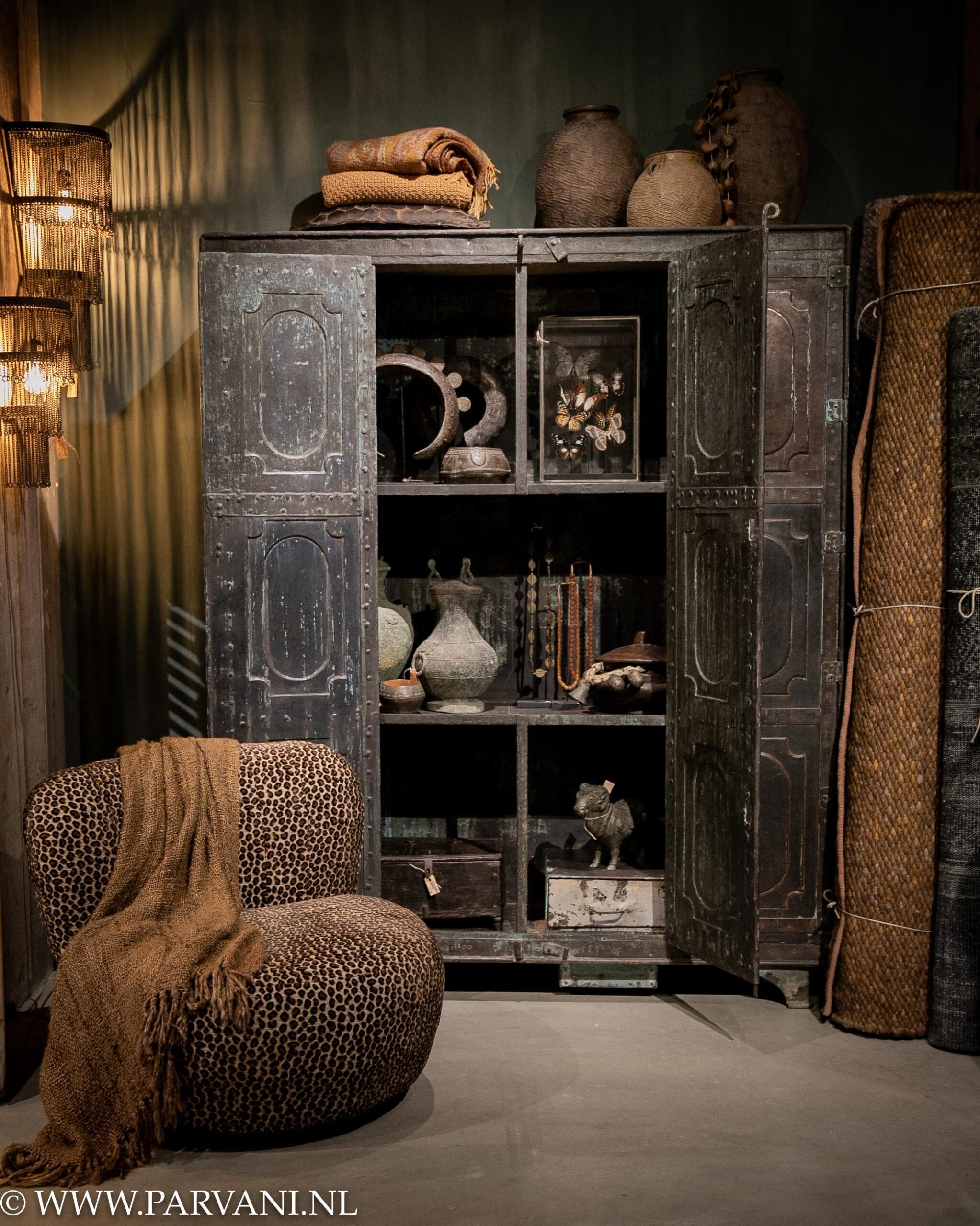 Rond draaibaar fauteuiltje in velvet leopard stof bij vintage ijzeren kast