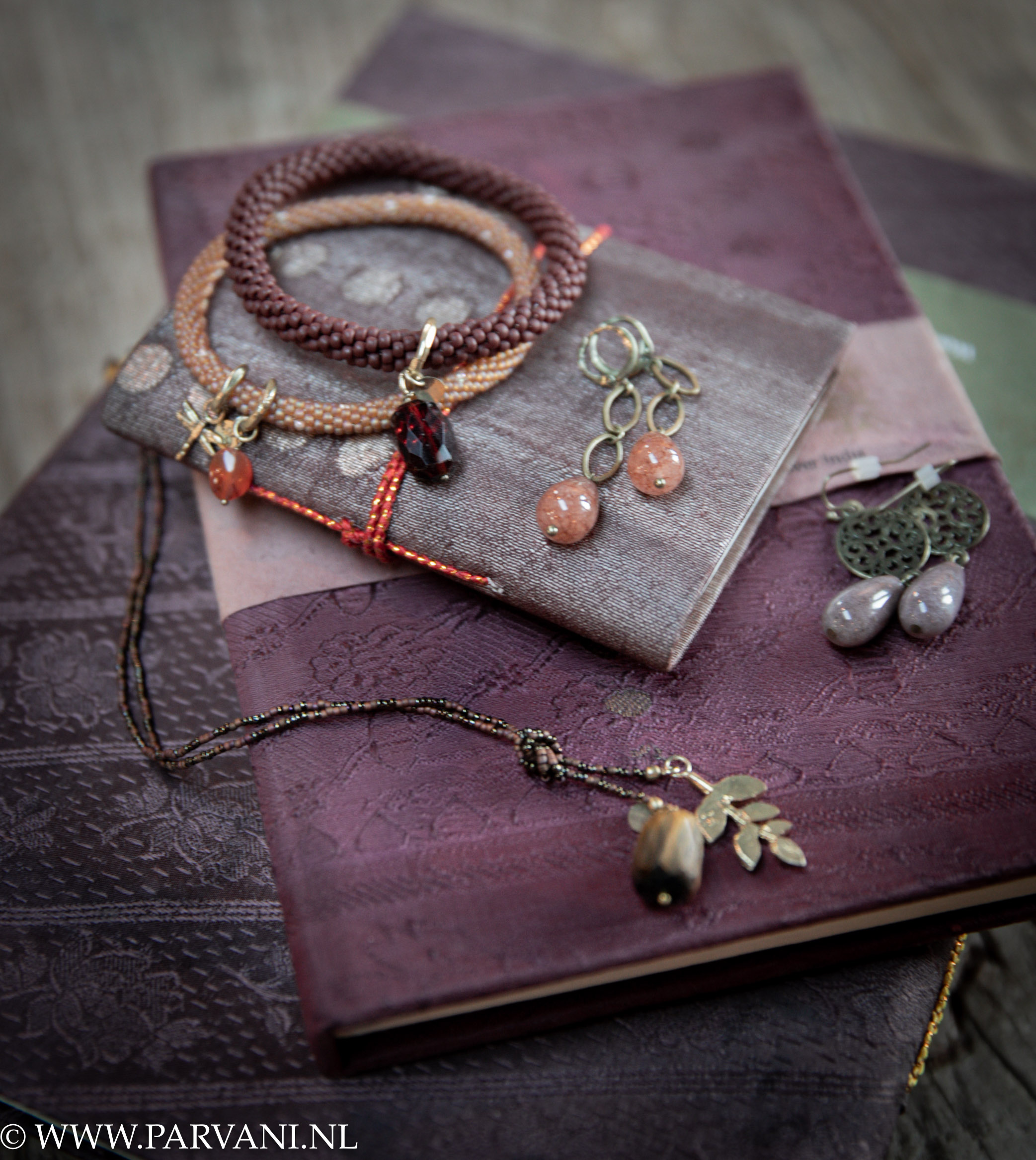 Fairtrade sieraden en notebooks met Indiase sari stof in warme paars roze kleuren