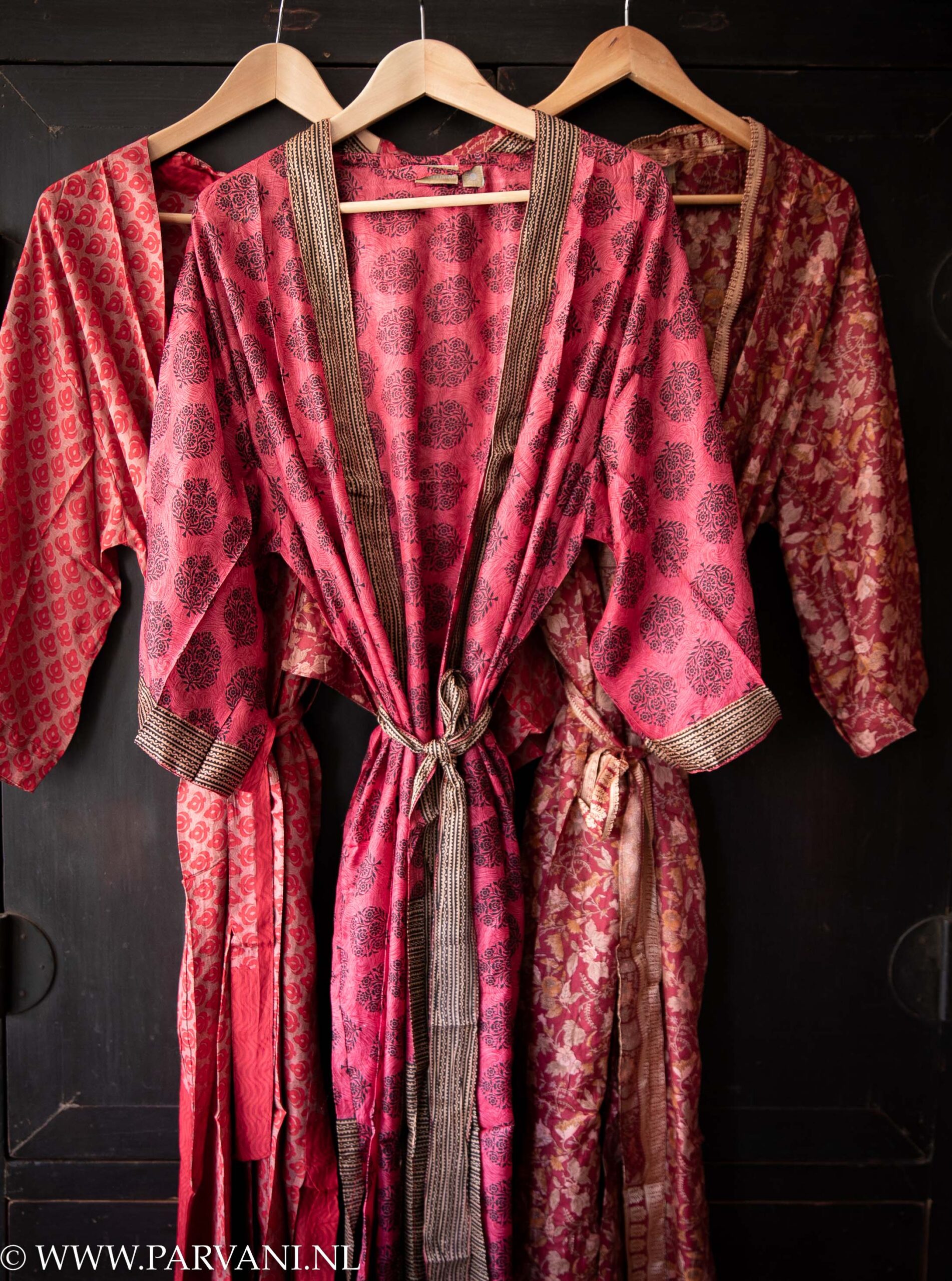 Zijde kimono's van kleurrijke Indiase saree sari stof met patronen in warme rood en burgundy kleuren