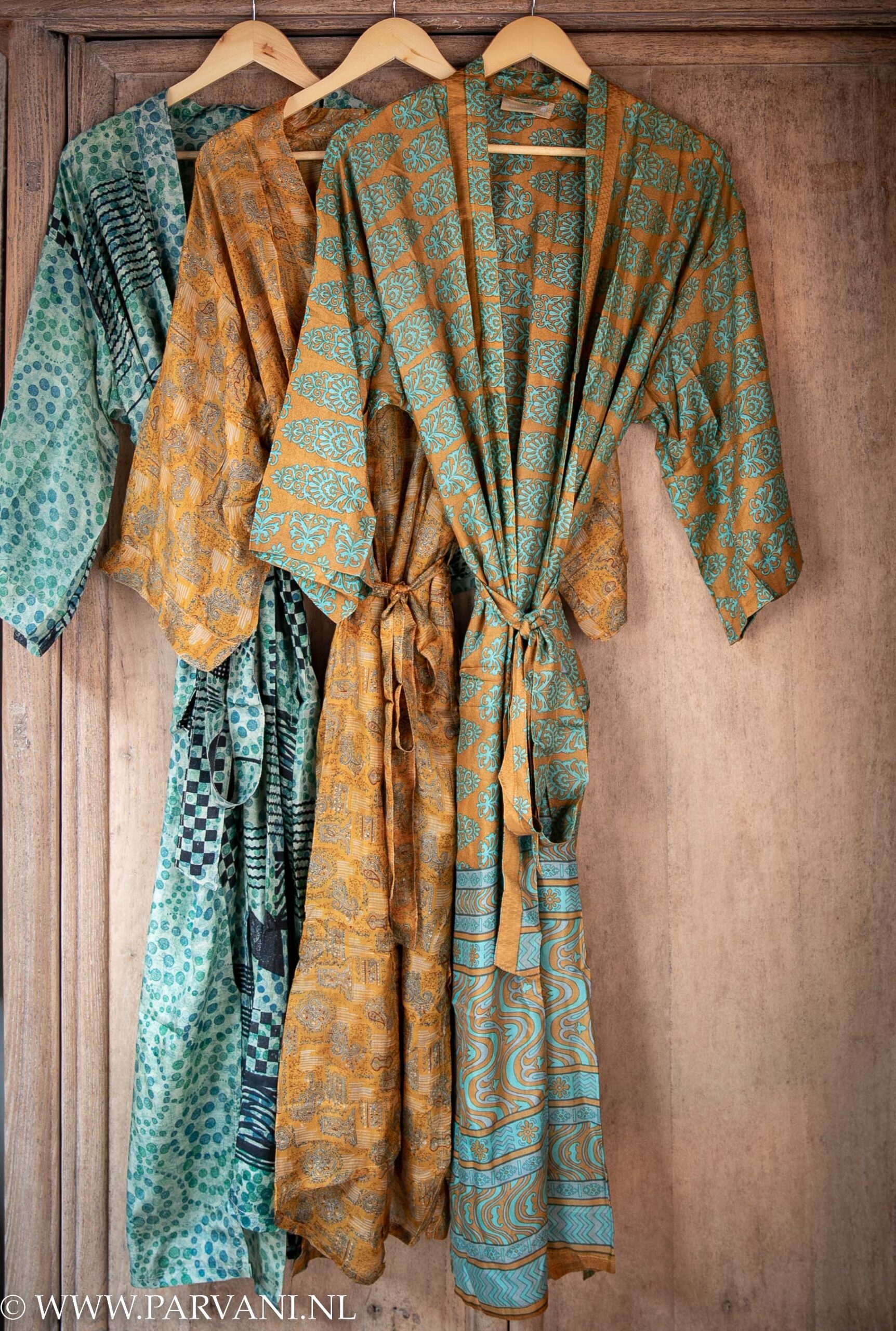 Kleurrijke zijde kimono's van Indiase saree sari stof met mooie patronen in geel en turquoise