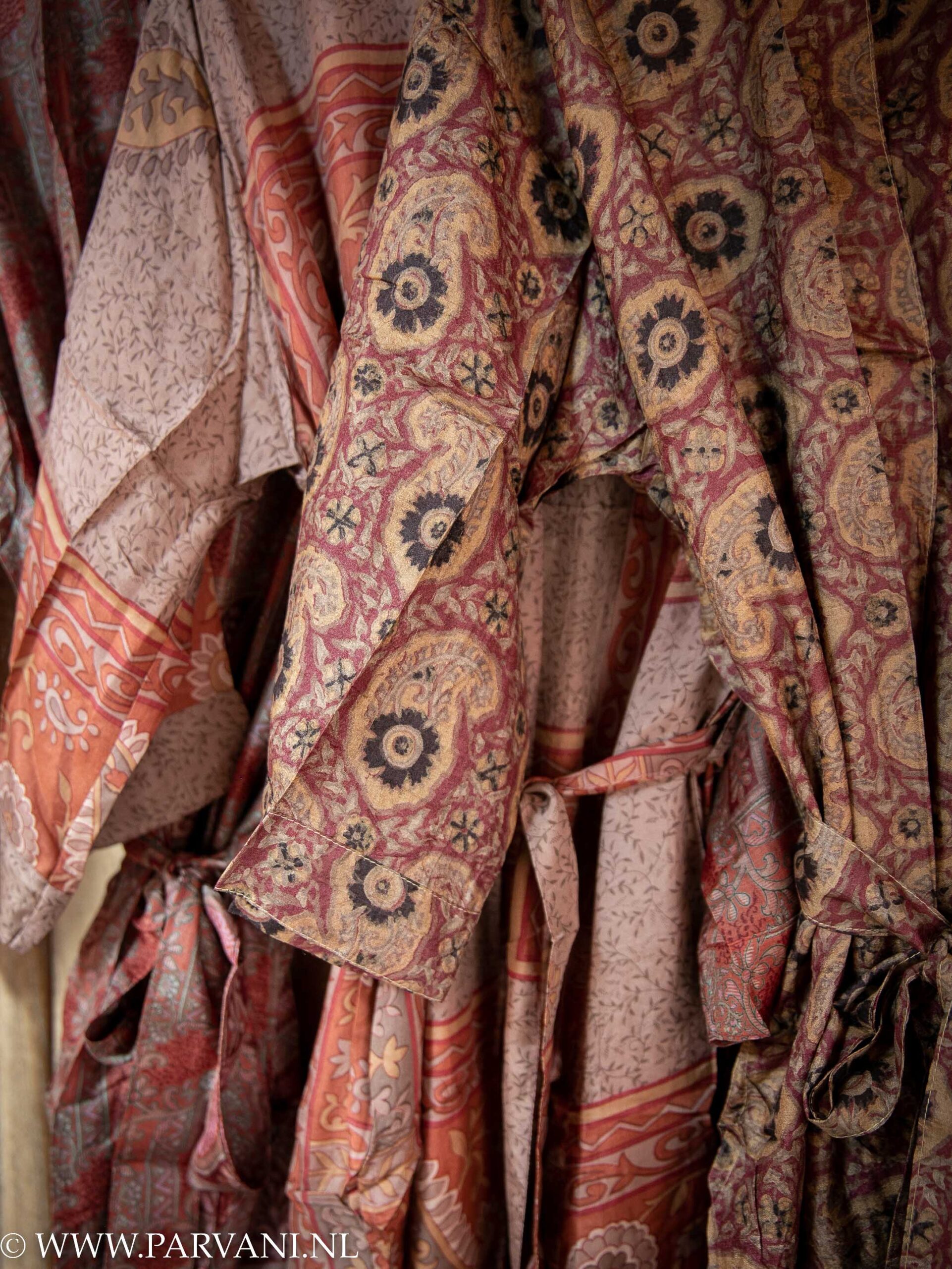 Kleurrijke zijde kimono's van Indiase saree sari stof met mooie patronen in mauve paars en oranje